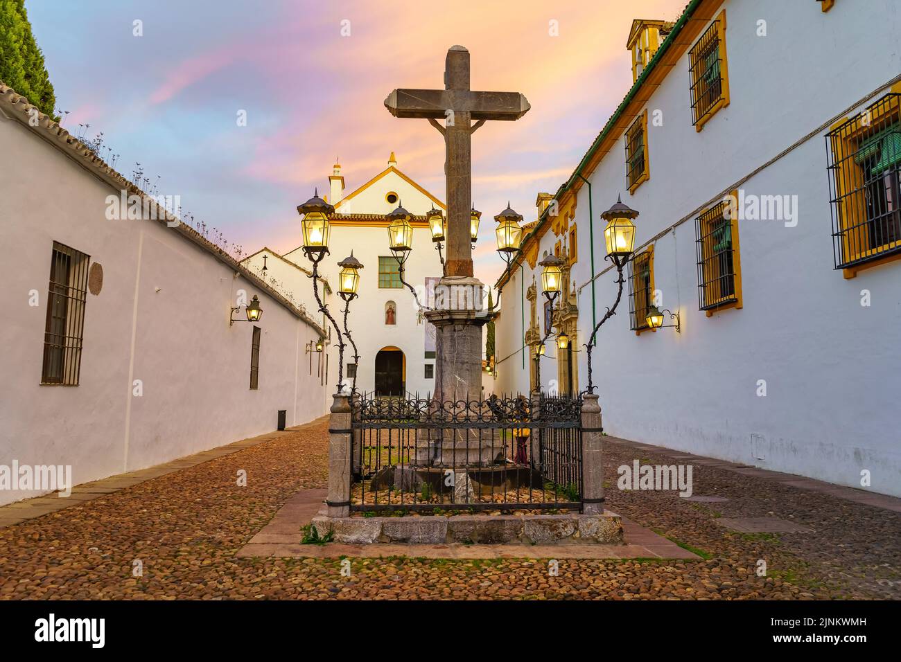 Christus der Kapuziner mit beleuchteten Laternen bei Sonnenuntergang in der Stadt Cordoba, Spanien. Stockfoto