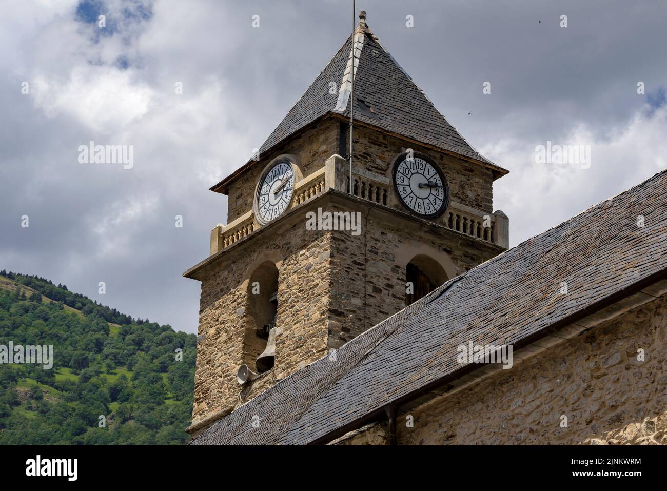 Kirche von Sant Joan de Les, im Aran-Tal (Lleida, Katalonien, Spanien, Pyrenäen) ESP: Iglesia de San Juan de Les, en el Valle de Arán (Lérida) Stockfoto