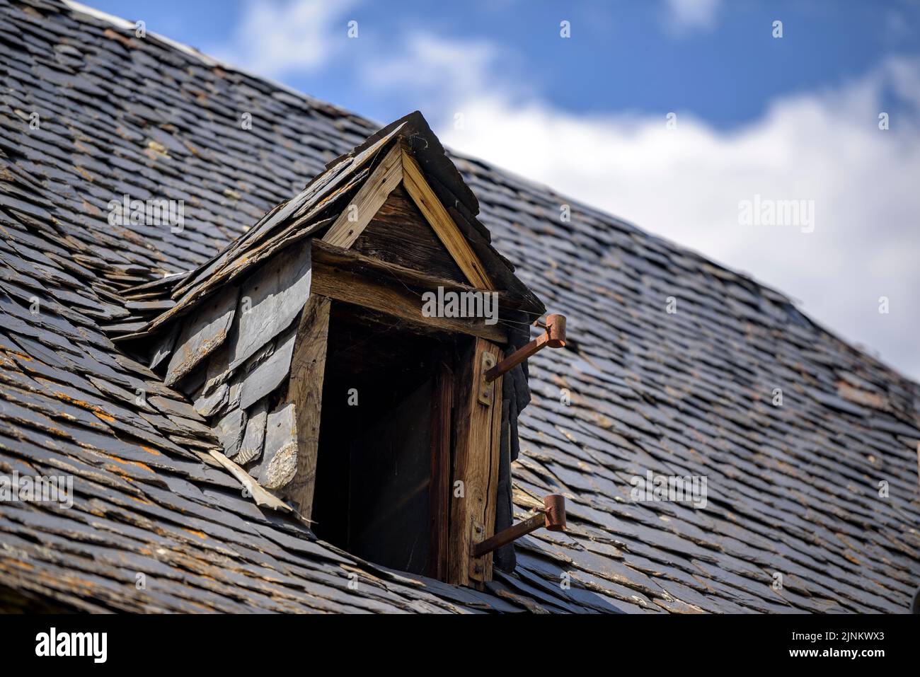 Details eines alten Hauses in Les, im Aran-Tal (Lleida, Katalonien, Spanien, Pyrenäen) ESP: Details de una casa antigua en Les, en el Valle de Arán Stockfoto