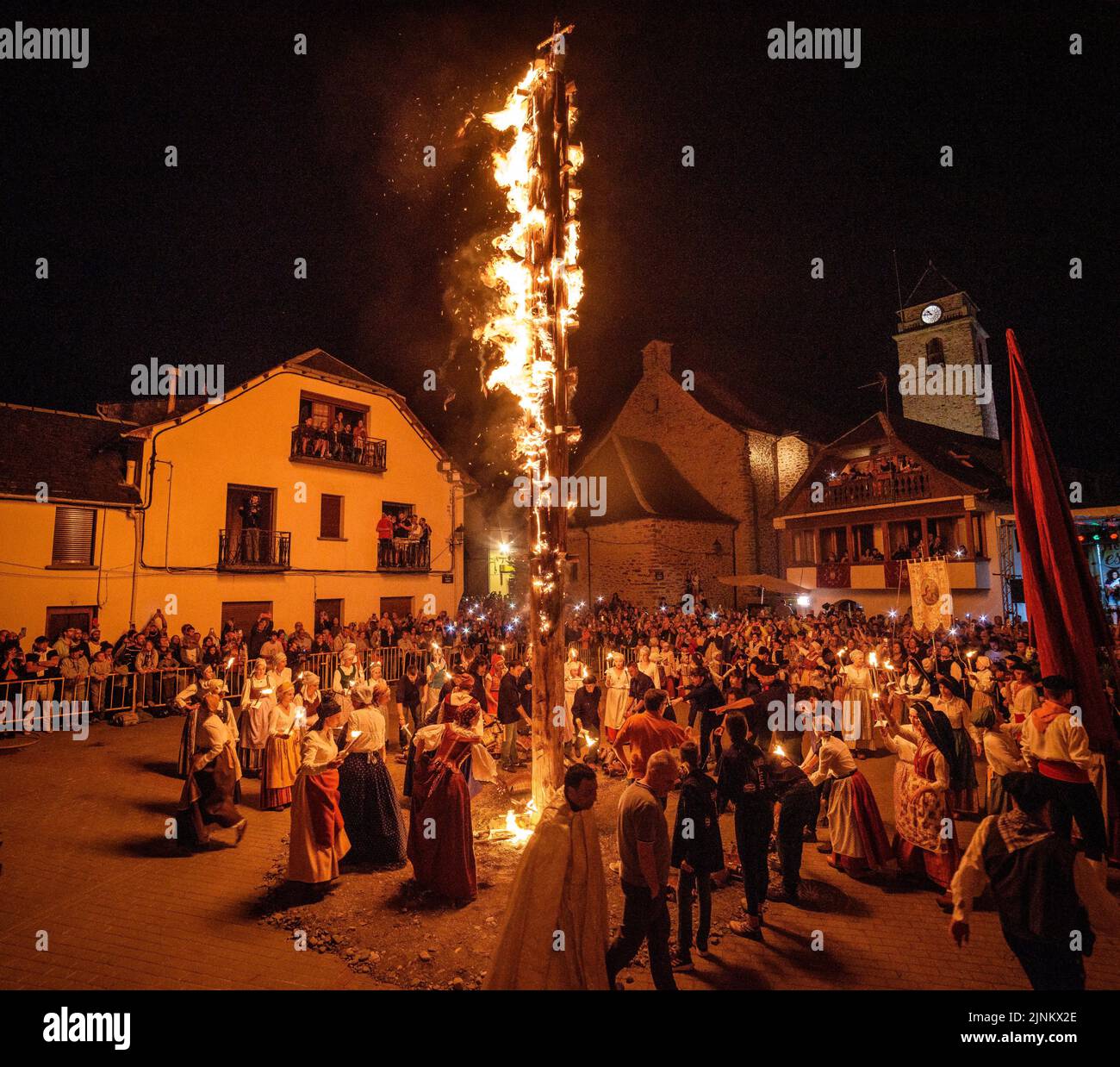 Verbrennung des Haros in Les während des Sant Joan Nachtfestivals, eine aranische Tradition für die Sommersonnenwende (Aran-Tal, Lleida, Katalonien, Spanien) Stockfoto