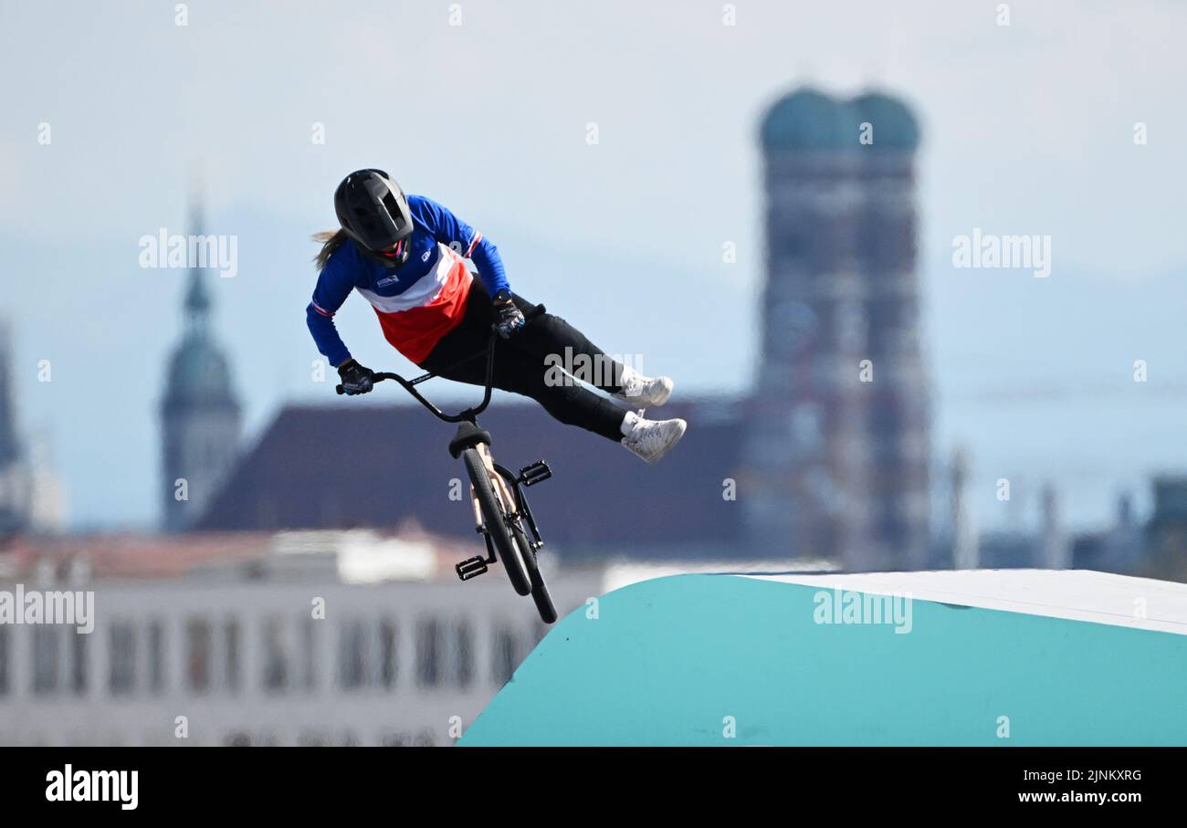 München, Deutschland. 12. August 2022. Europameisterschaften, Europameisterschaft, BMX, Frauen, Finale, Olympic Hill. Der Franzose Laury Perez startet im Finale. Quelle: Angelika Warmuth/dpa/Alamy Live News Stockfoto