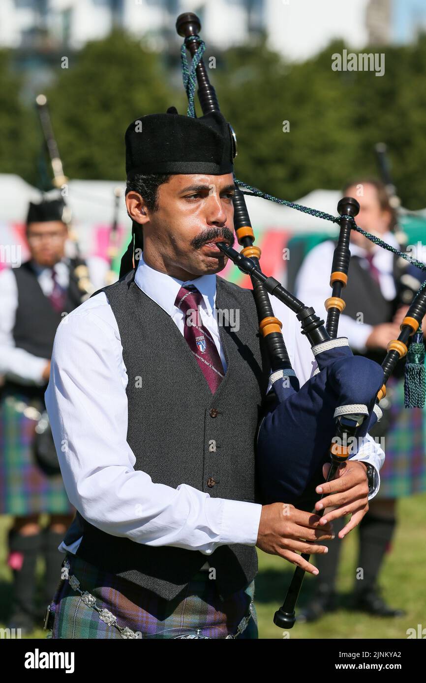 Glasgow, Großbritannien. 12. August 2022. Die World Pipe Band Championship wurde nach der Aussetzung im Jahr 2019 aufgrund von Covid-Beschränkungen wieder aufgenommen, und in diesem Jahr nehmen 150 Pfeifenbänder aus der ganzen Welt Teil. Der Wettbewerb findet über 2 Tage statt, und am zweiten Tag (Samstag) wird aufgrund des warmen und sonnigen Wetters erwartet, dass er Rekordmengen anzieht. Piper mit St. Thomas Alumni, USA. Kredit: Findlay/Alamy Live Nachrichten Stockfoto