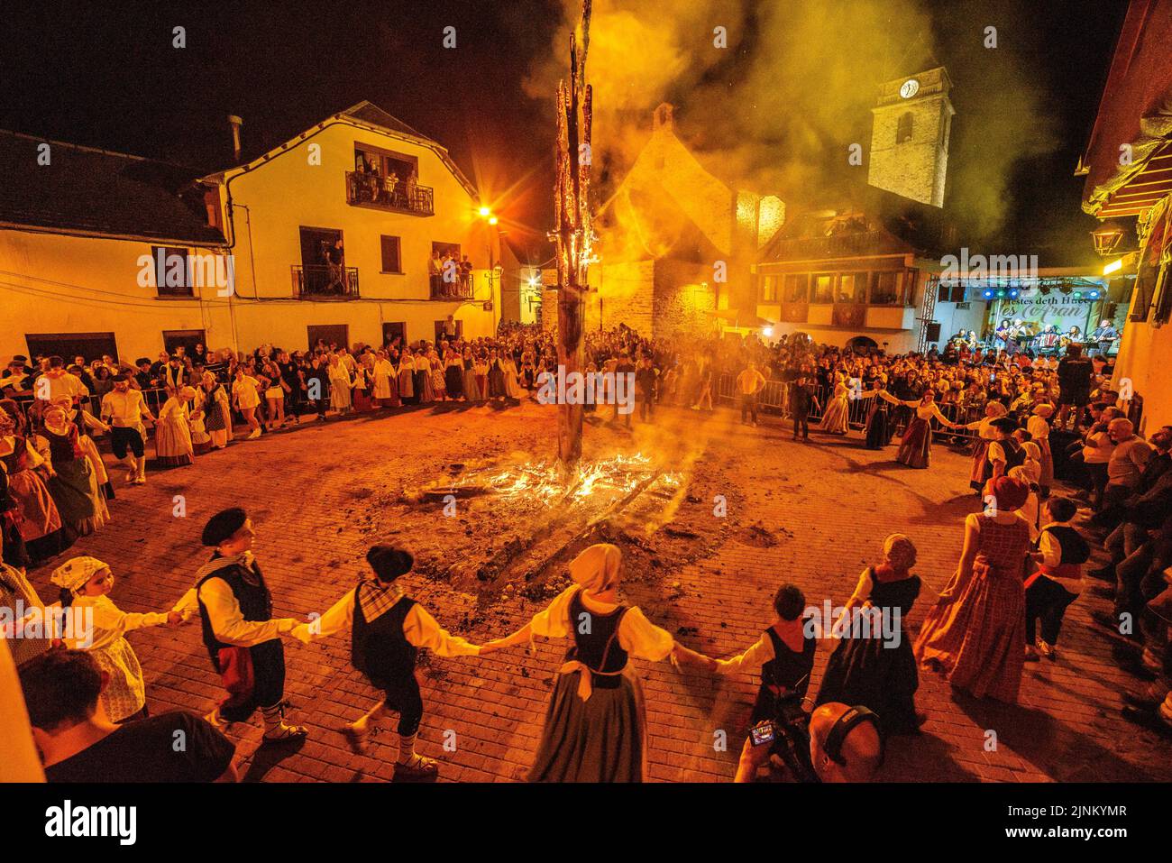 Verbrennung des Haros in Les während des Sant Joan Nachtfestivals, eine aranische Tradition für die Sommersonnenwende (Aran-Tal, Lleida, Katalonien, Spanien) Stockfoto