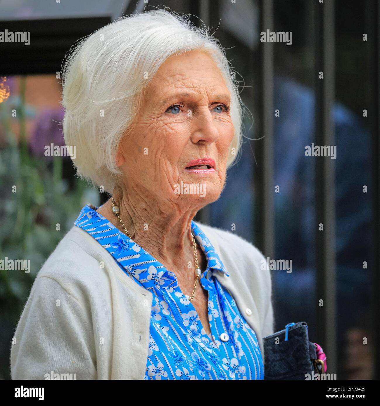 Dame Mary Berry, Bäckerin, Essensautorin, Moderatorin des Kochfernsehens, Nahaufnahme, Chelsea Flower Show 2022 Pressetag Stockfoto