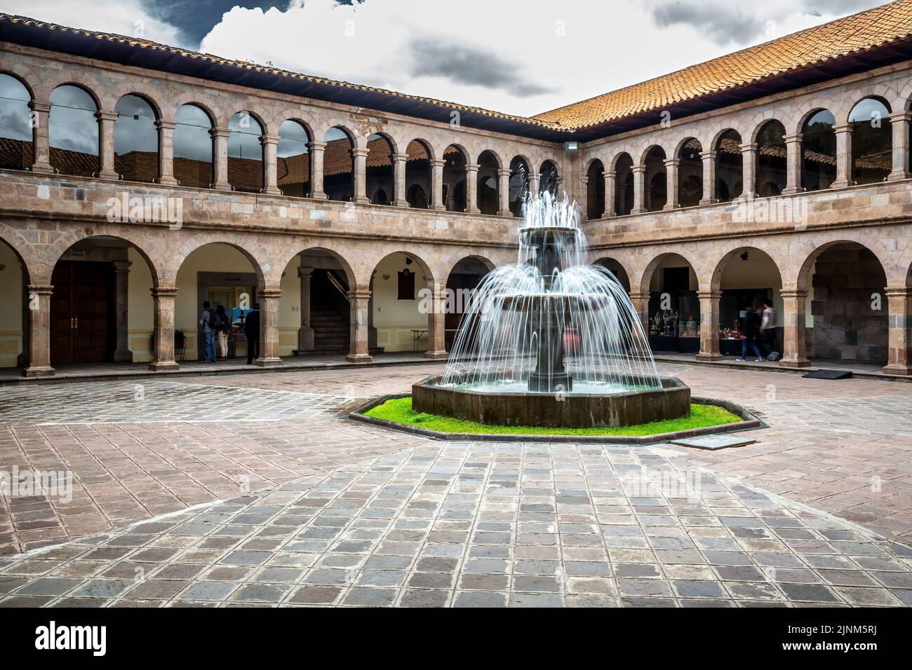 Innenhof und Brunnen, Stadtgebäude und Stadtmuseum für zeitgenössische Kunst, Cusco, Peru Stockfoto