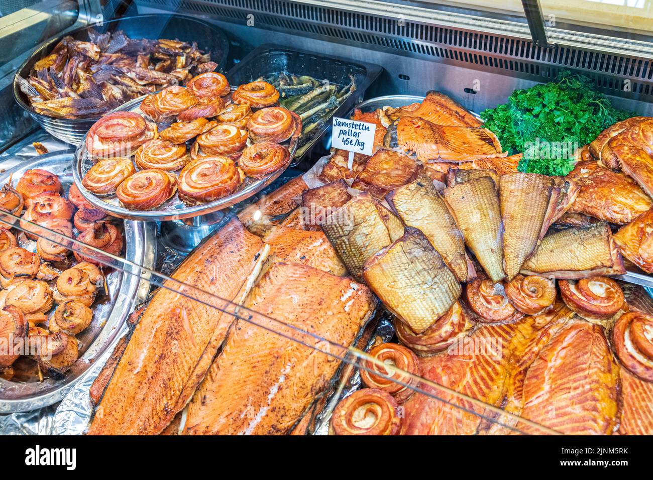 Geräucherter Lachs und Meeresfrüchte werden in der Alten Markthalle (Vanha Kauppachalli) auf dem Marktplatz in Helsinki, Finnland, verkauft Stockfoto