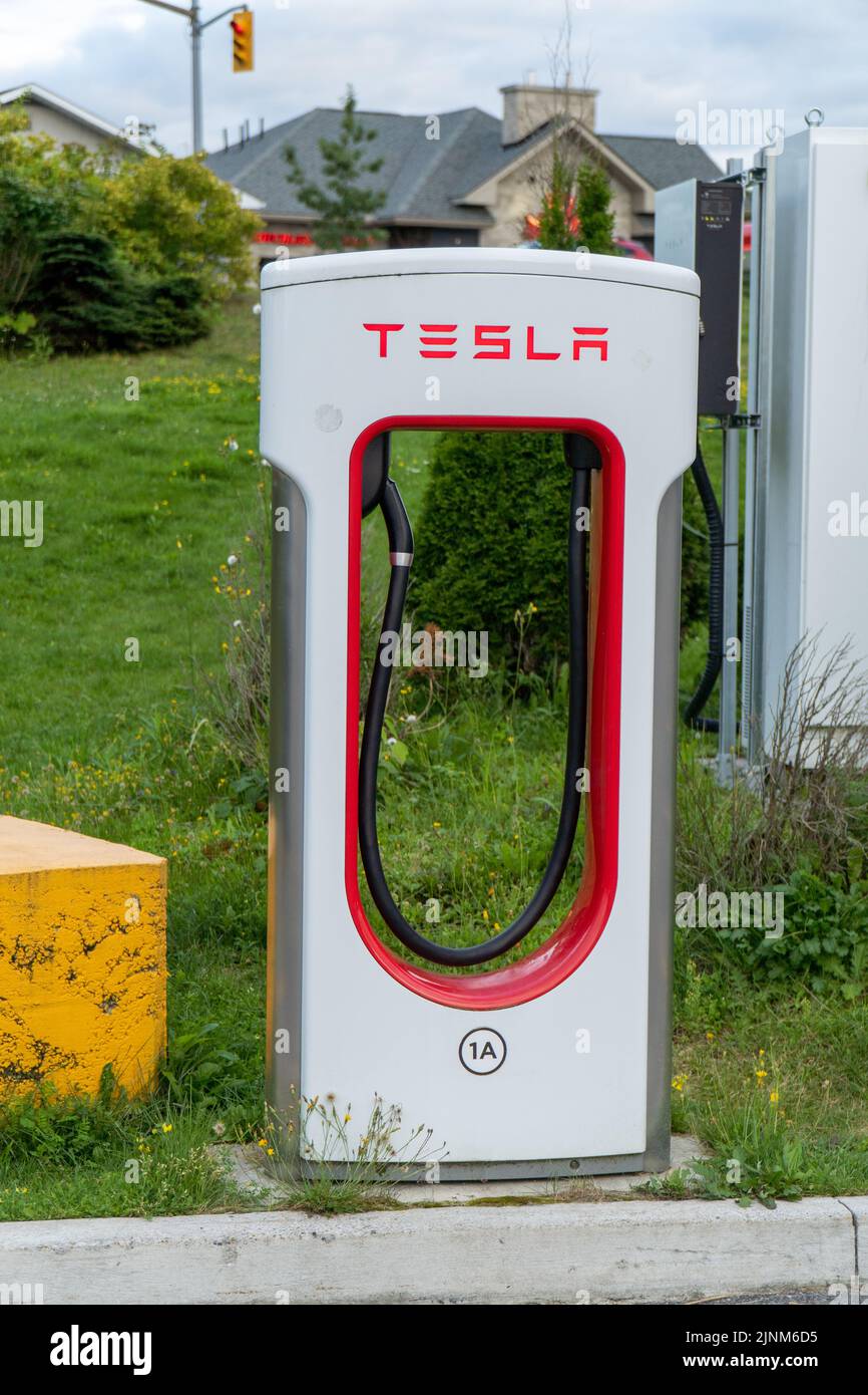 Tesla-Ladegerät im Einkaufszentrum Bracebridge, Ontario Stockfoto