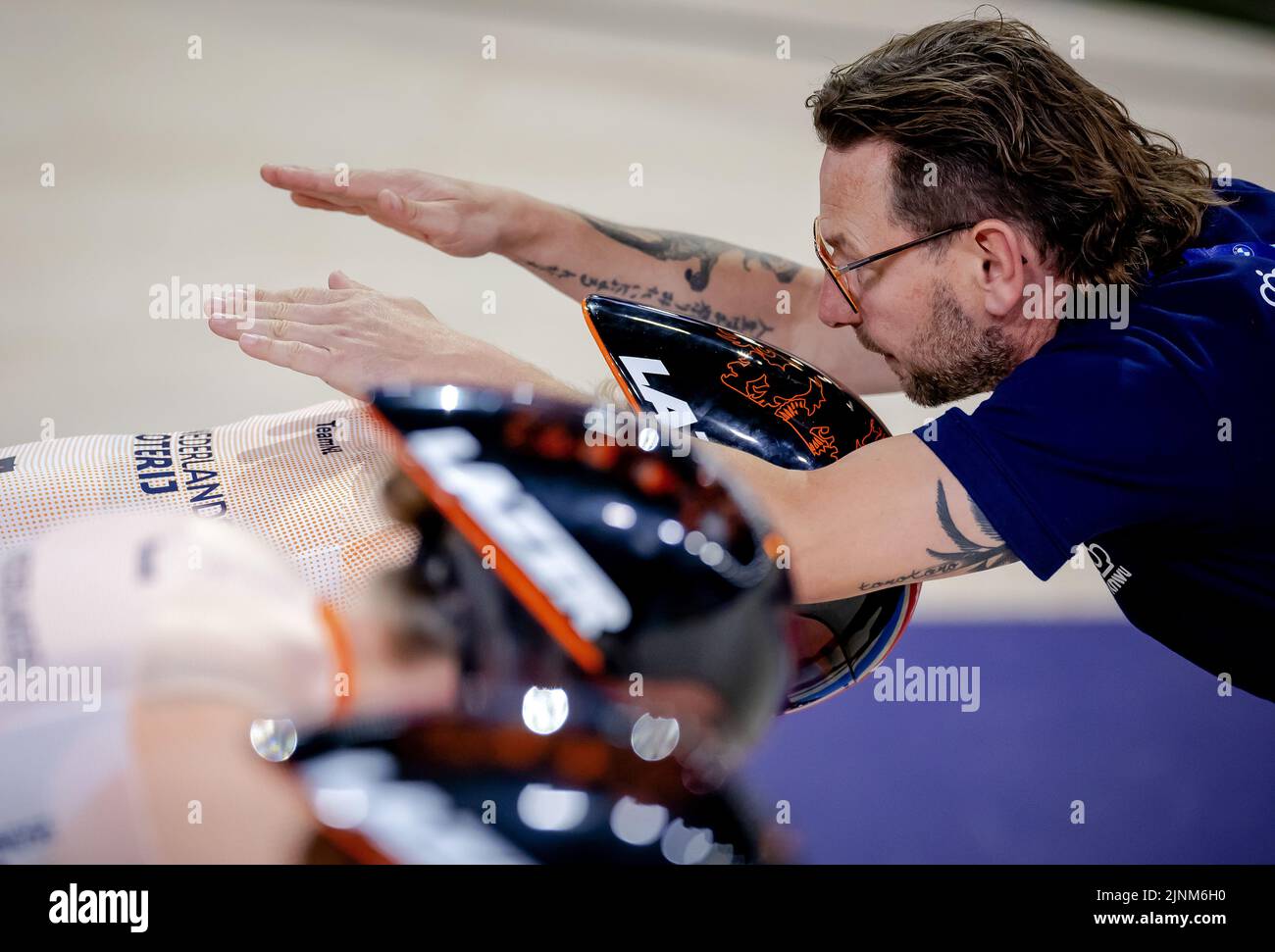 München, Deutschland. 12. August 2022. MUNCHEN - Nationaltrainer Rene Wolff beim Finale des Teams sprintete einen Teil des Rennradsports am zweiten Tag der Mehreuropameisterschaft. Die deutsche Stadt München wird 2022 eine kombinierte Europameisterschaft verschiedener Sportarten veranstalten. ANP ROBIN VAN LONKHUIJSEN Credit: ANP/Alamy Live News Stockfoto