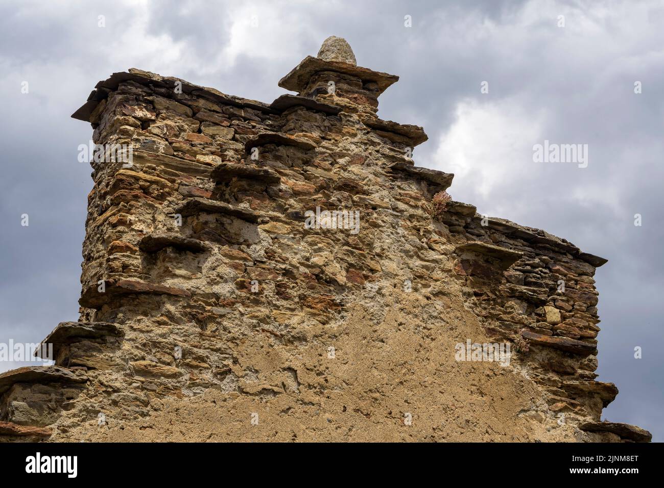 Typischer Bau von Stufenfassaden und traditionellen Aranesendächern in Les (Aran-Tal, Lleida, Katalonien, Spanien, Pyrenäen) Stockfoto