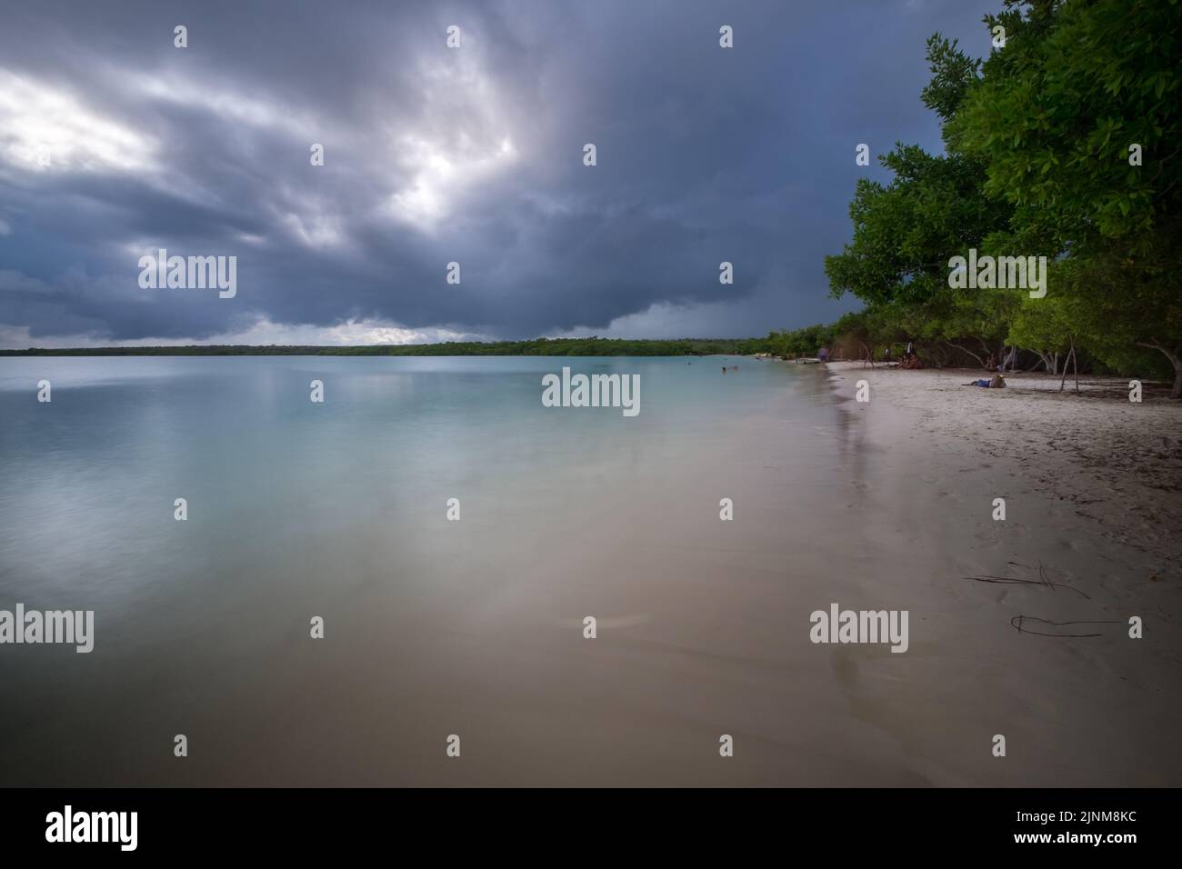 Makelloser und türkisfarbener Strand an der Tortuga Bay, bevor der Sturm eintrifft, Santa Cruz Inseln, Galapagos, Ecuador Stockfoto