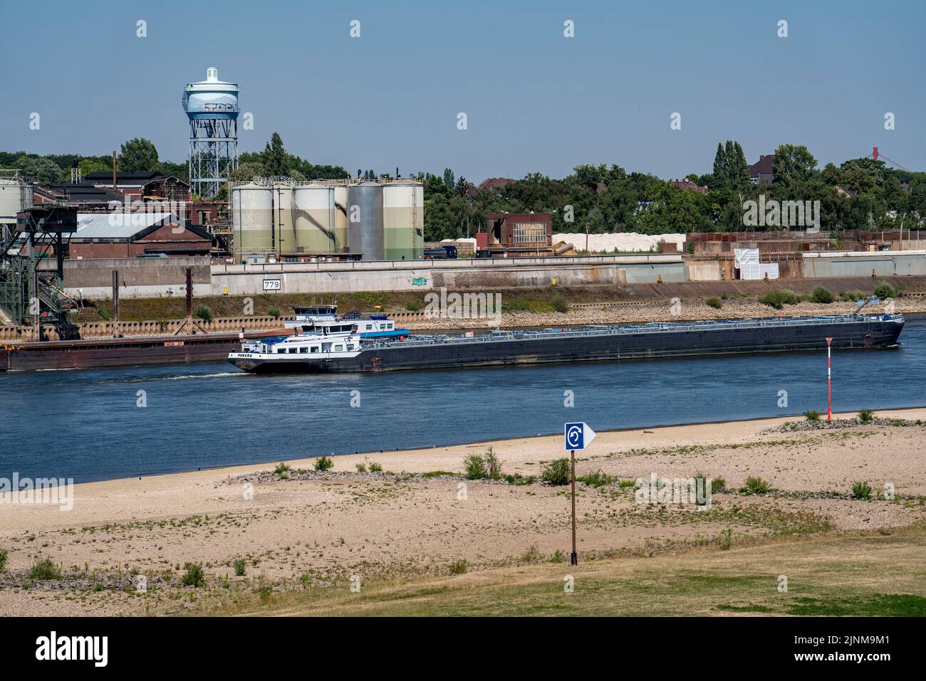 Rhein bei Duisburg, extrem niedriges Wasser, Rheinhöhe 168 cm, Tendenz fallend, nach der langen Dürre fällt das rechte Rheinufer, bei Duis Stockfoto