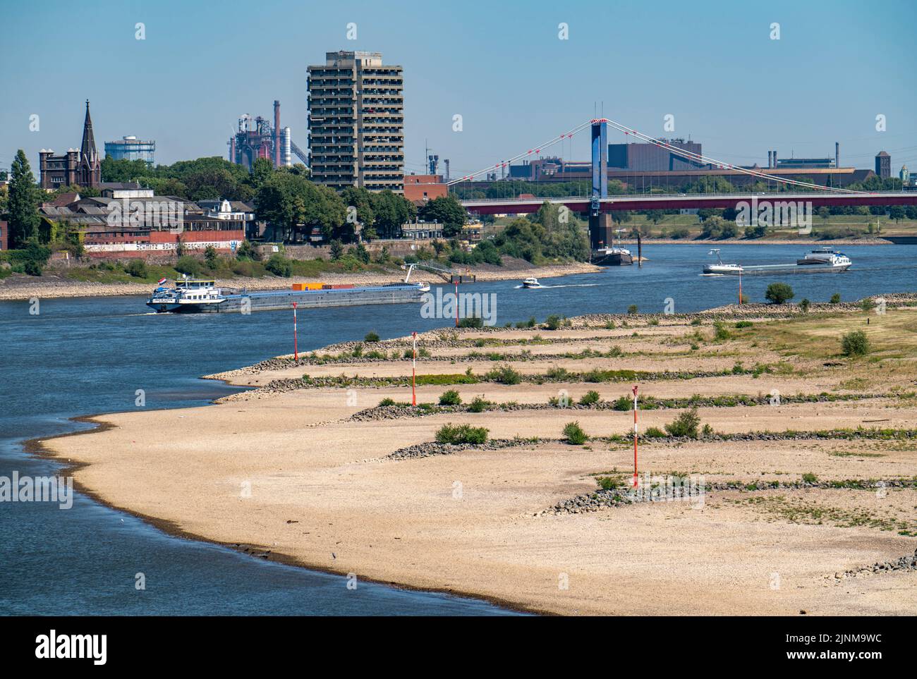 Rhein bei Duisburg, extrem niedriges Wasser, Rheinhöhe 168 cm, Tendenz fallend, nach langer Dürre das rechte Rheinufer, bei Duisburg-N Stockfoto