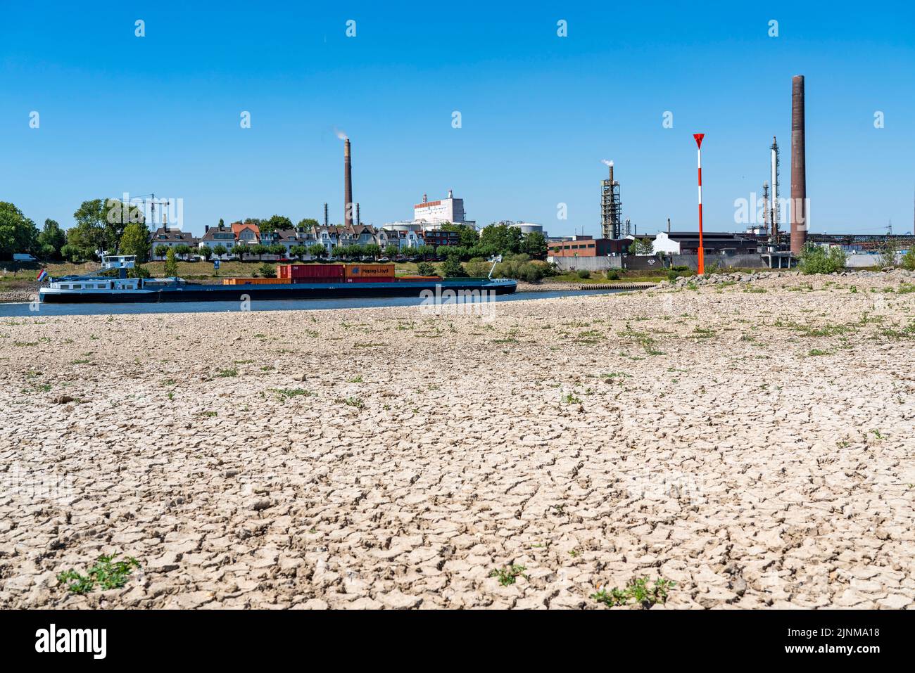 Rhein bei Duisburg, extrem niedriges Wasser, Rheinhöhe 168 cm, Tendenz fallend, nach langer Dürre das rechte Rheinufer, bei Duisburg-N Stockfoto