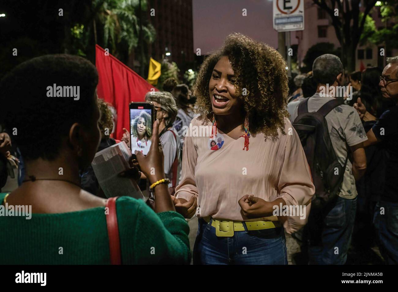 Belo Horizonte, Brasilien. 12. August 2022. Ein Aktivist zeichnet während der Demonstration ein Video auf. Studentenkollektive, Gewerkschaften politischer Parteien, NGOs protestieren für die Verteidigung der Demokratie, höhere Gerichte und den demokratischen Rechtsstaat im Central District. Kredit: SOPA Images Limited/Alamy Live Nachrichten Stockfoto