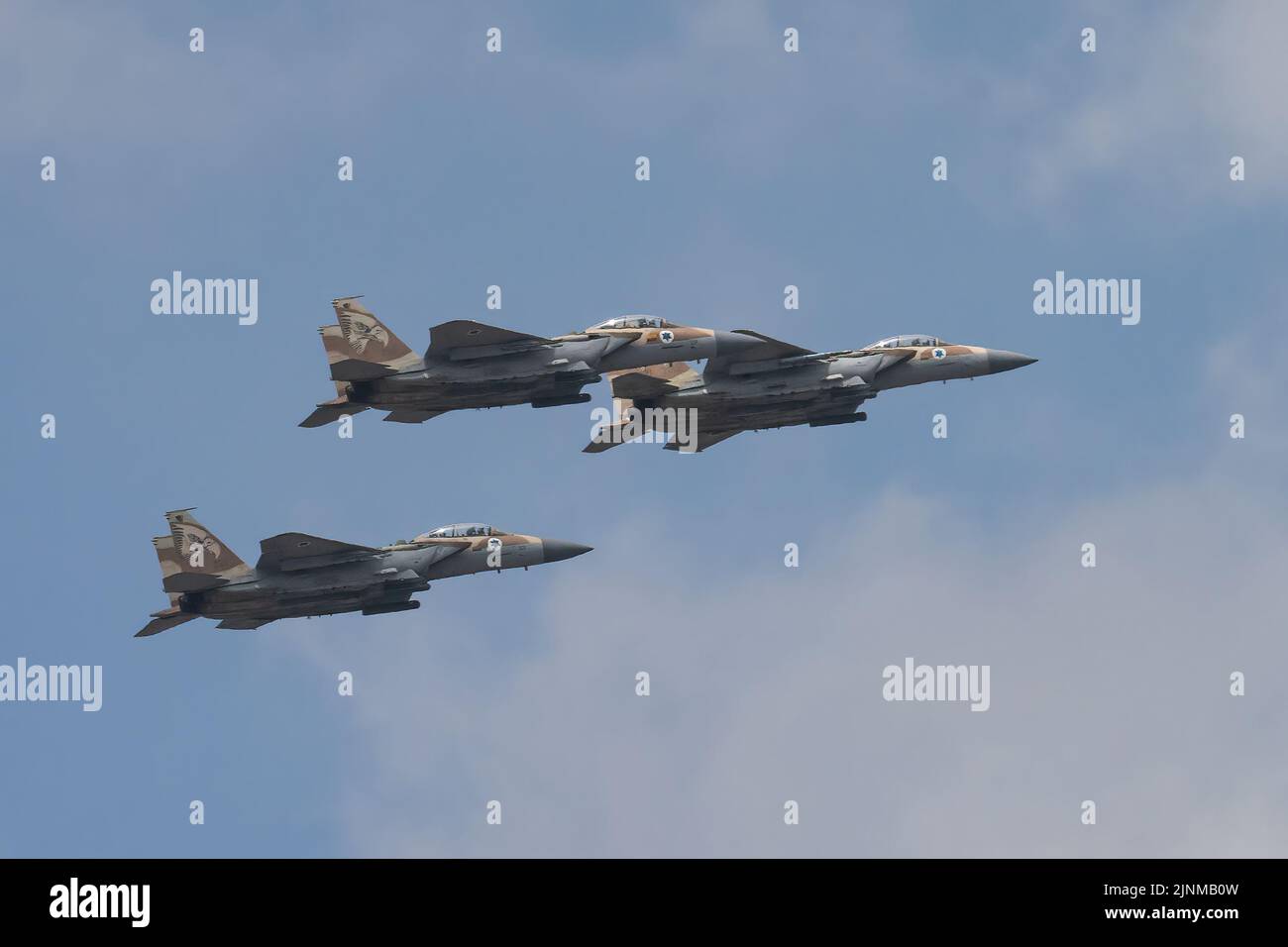 Jerusalem, Israel - 5.. Mai 2022: Drei israelische Luftstreitkräfte McDonnell Douglas F-15 Eagle, die in einem trüben Himmel fliegen. Stockfoto