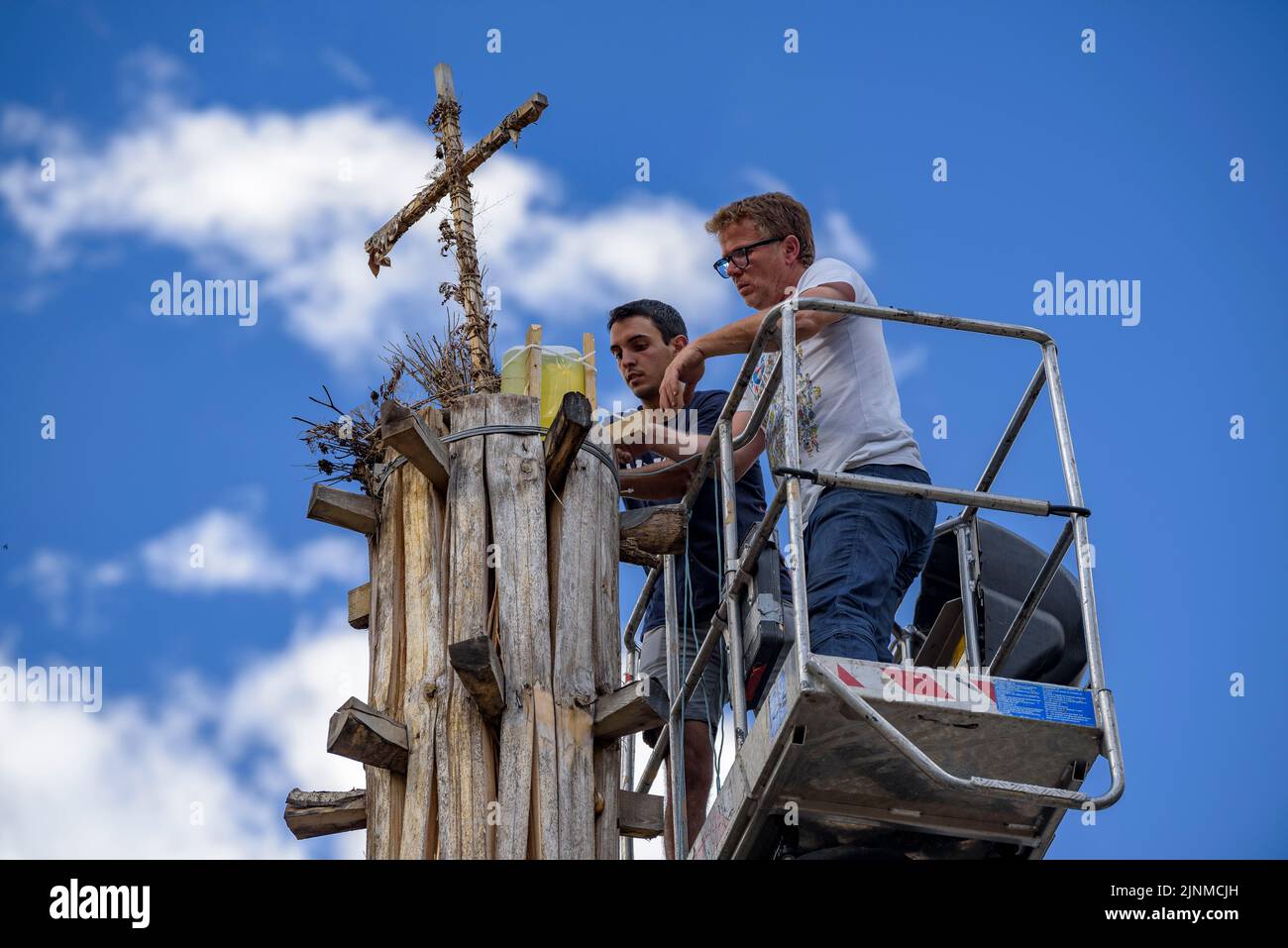 Vorbereitung der Haro für die Verbrennung in der Nacht von Sant Joan (Saint John), der 23. Juni (Les, Aran Valley, Lleida, Katalonien, Spanien, Pyrenäen) Stockfoto