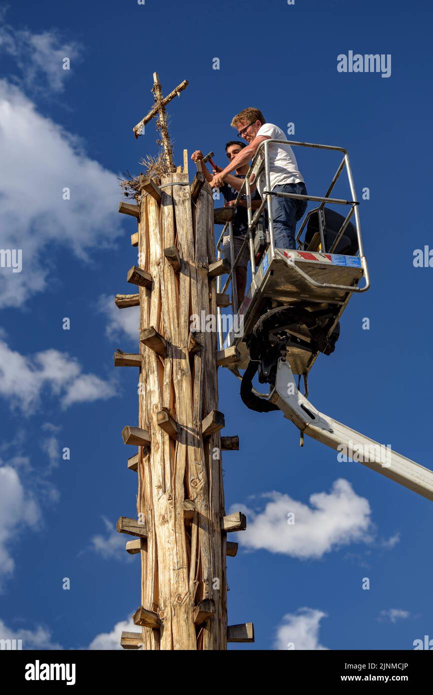 Vorbereitung der Haro für die Verbrennung in der Nacht von Sant Joan (Saint John), der 23. Juni (Les, Aran Valley, Lleida, Katalonien, Spanien, Pyrenäen) Stockfoto