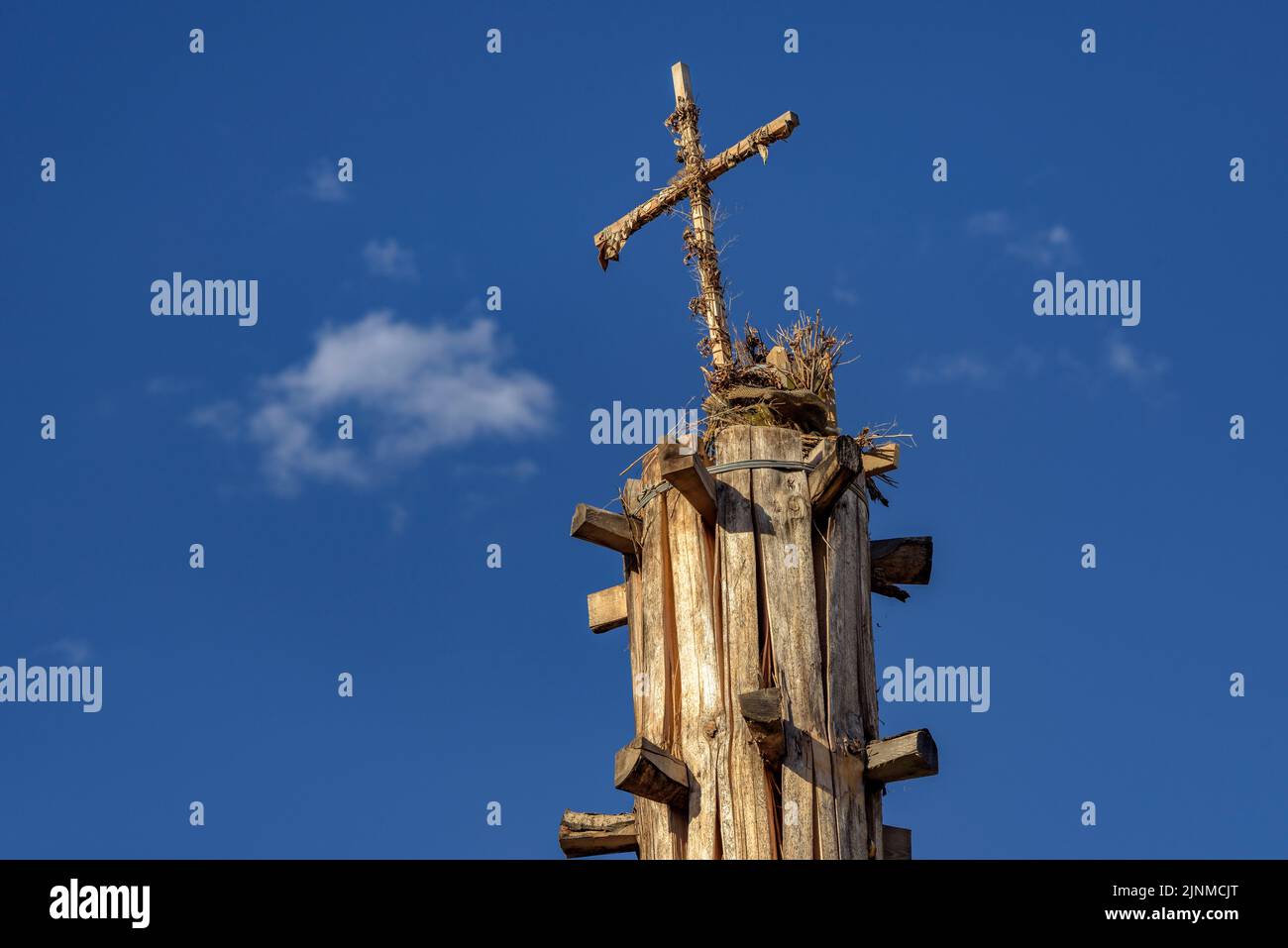 Tannenstamm (Haro) auf dem Haro-Platz in Les, der jeden 23. Juni in der Nacht brennt (Aran-Tal, Lleida, Katalonien, Spanien, Pyrenäen) Stockfoto