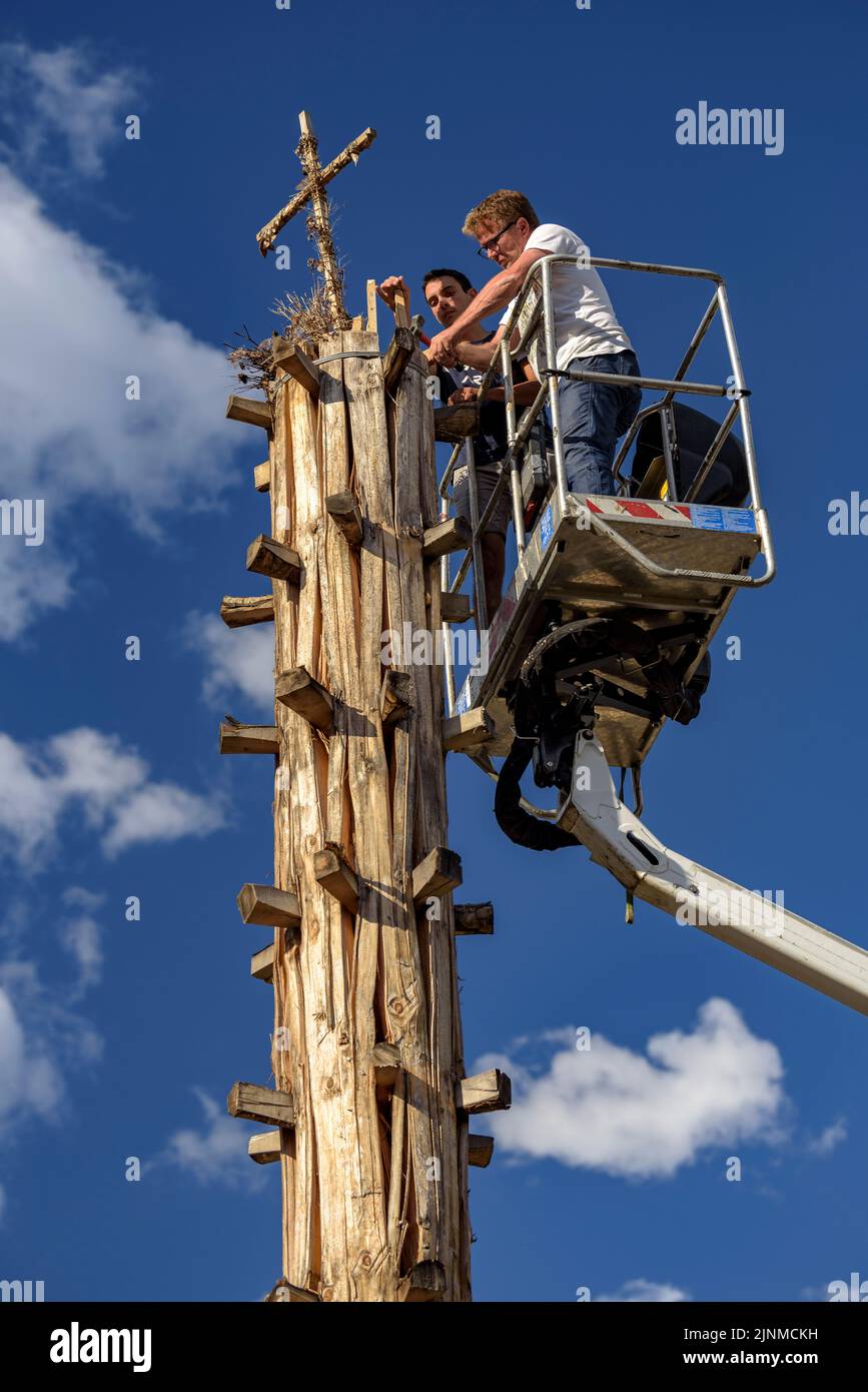 Vorbereitung der Haro für die Verbrennung in der Nacht von Sant Joan (Saint John), der 23. Juni (Les, Aran Valley, Lleida, Katalonien, Spanien, Pyrenäen) Stockfoto