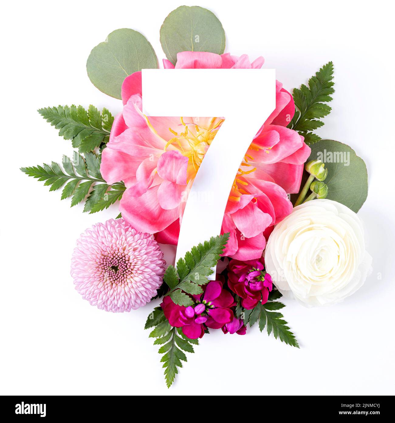 Kreatives Layout mit bunten Blumen, Blättern und Nummer sieben isoliert auf weißem Hintergrund. Jubiläumskonzept. Flach liegend. Stockfoto