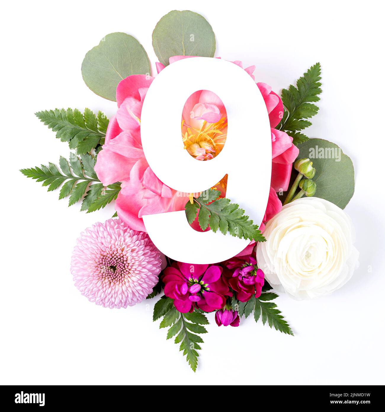 Kreatives Layout mit bunten Blumen, Blättern und Nummer neun isoliert auf weißem Hintergrund. Jubiläumskonzept. Flach liegend. Stockfoto