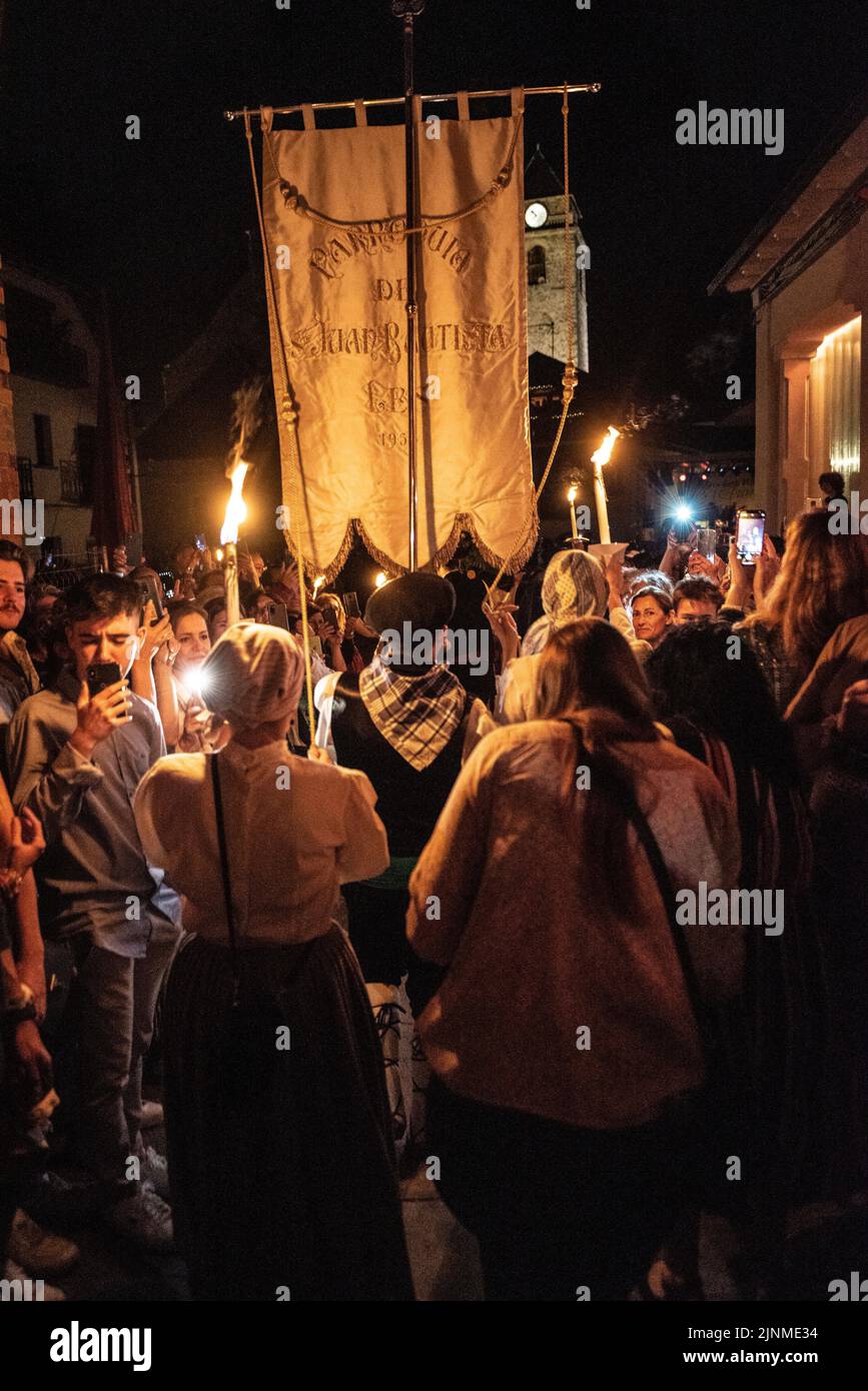 Prozession des Heiligen Johannes zum Haro-Platz in Les am Sant Joan-Nachtfest (Les, Aran-Tal, Lleida, Katalonien, Spanien, Pyrenäen) Stockfoto