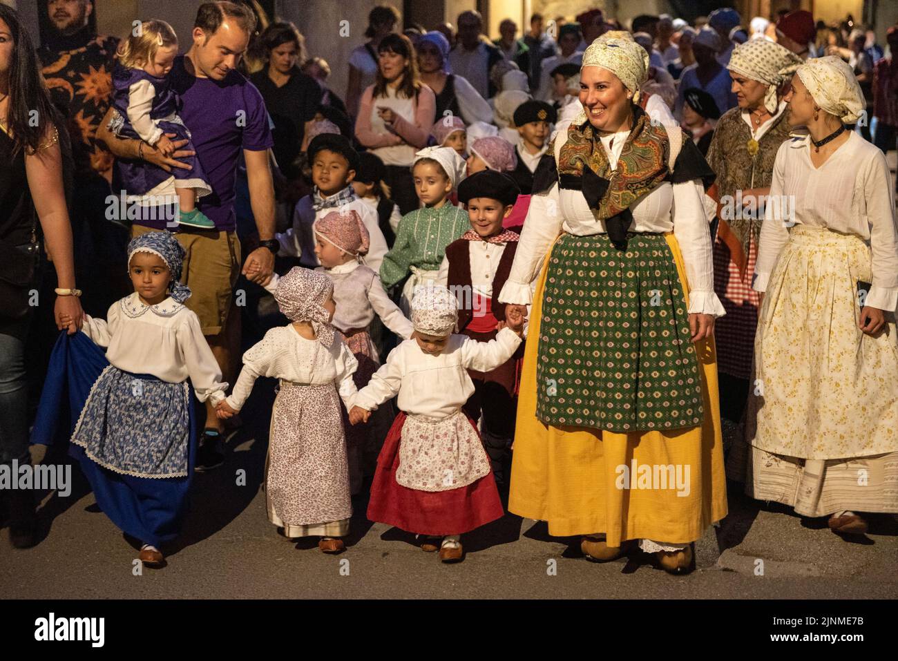 Prozession des Heiligen Johannes zum Haro-Platz in Les am Sant Joan-Nachtfest (Les, Aran-Tal, Lleida, Katalonien, Spanien, Pyrenäen) Stockfoto