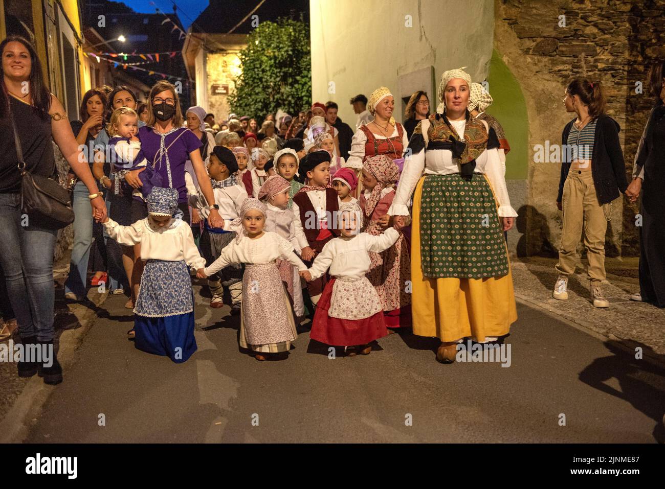 Prozession des Heiligen Johannes zum Haro-Platz in Les am Sant Joan-Nachtfest (Les, Aran-Tal, Lleida, Katalonien, Spanien, Pyrenäen) Stockfoto