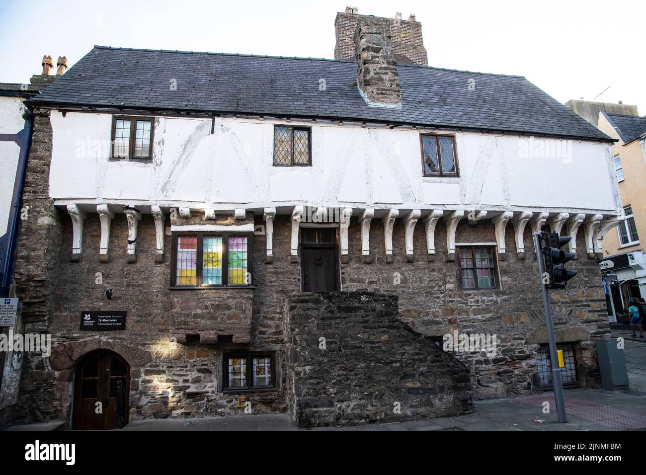 Aberconwy House das älteste Wohnhaus in Wales wurde im 15.. Jahrhundert in Conwy erbaut, nachdem die Stadt 1401 von Rebellen zerstört wurde Stockfoto