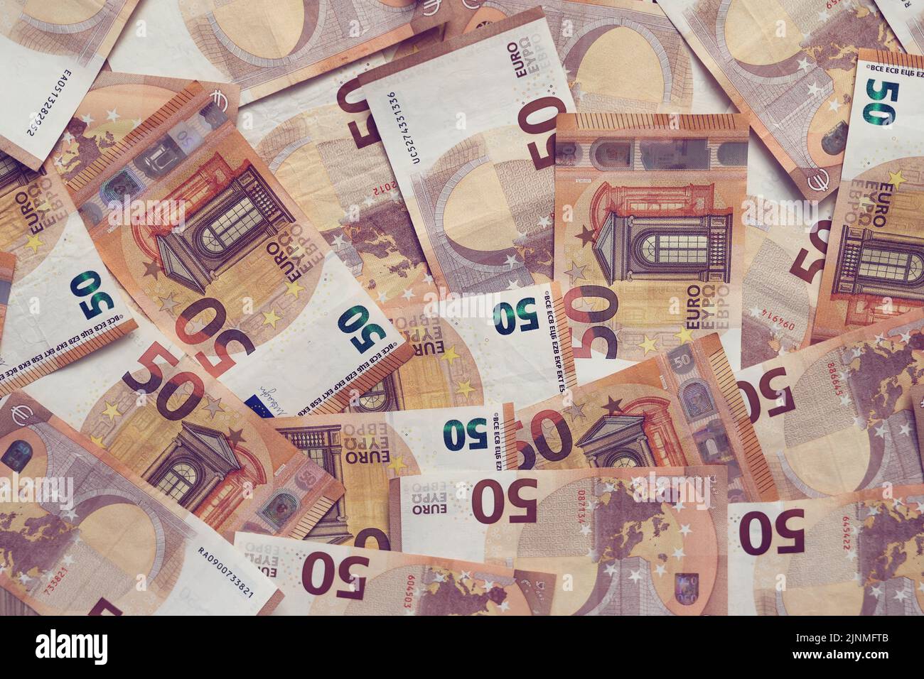 Hintergrund der Banknoten 50 Euro schön angelegt. Euro-Geld. Banken der Europäischen Union, finanzielle Einsparungen. Konzept der Wirtschaft. Banken, Geld, Reichtum Stockfoto