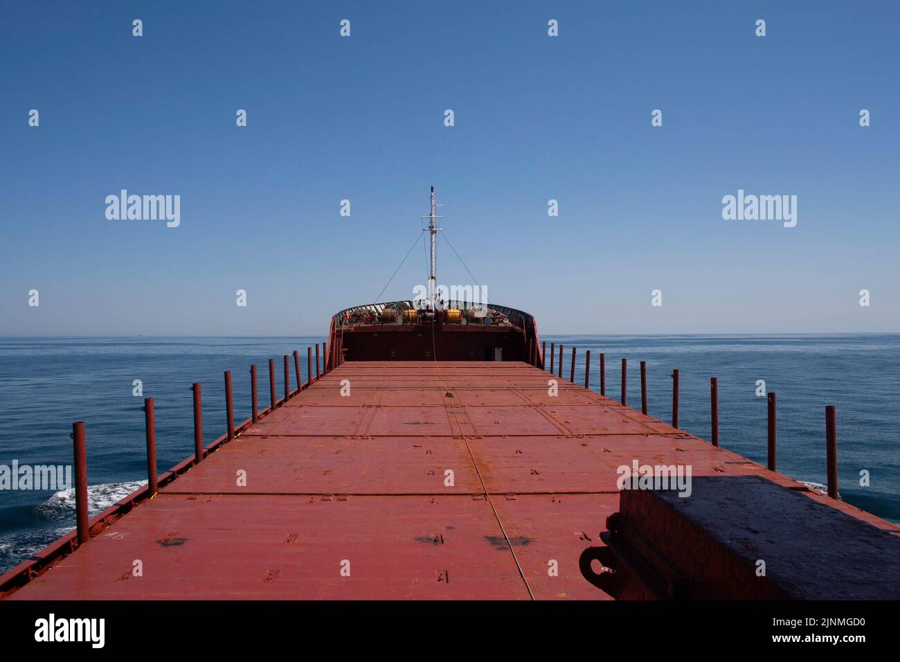 General, Trockenfrachtschiff mit leerem Frachtdeck auf See auf dem Weg zum Ladehafen Stockfoto