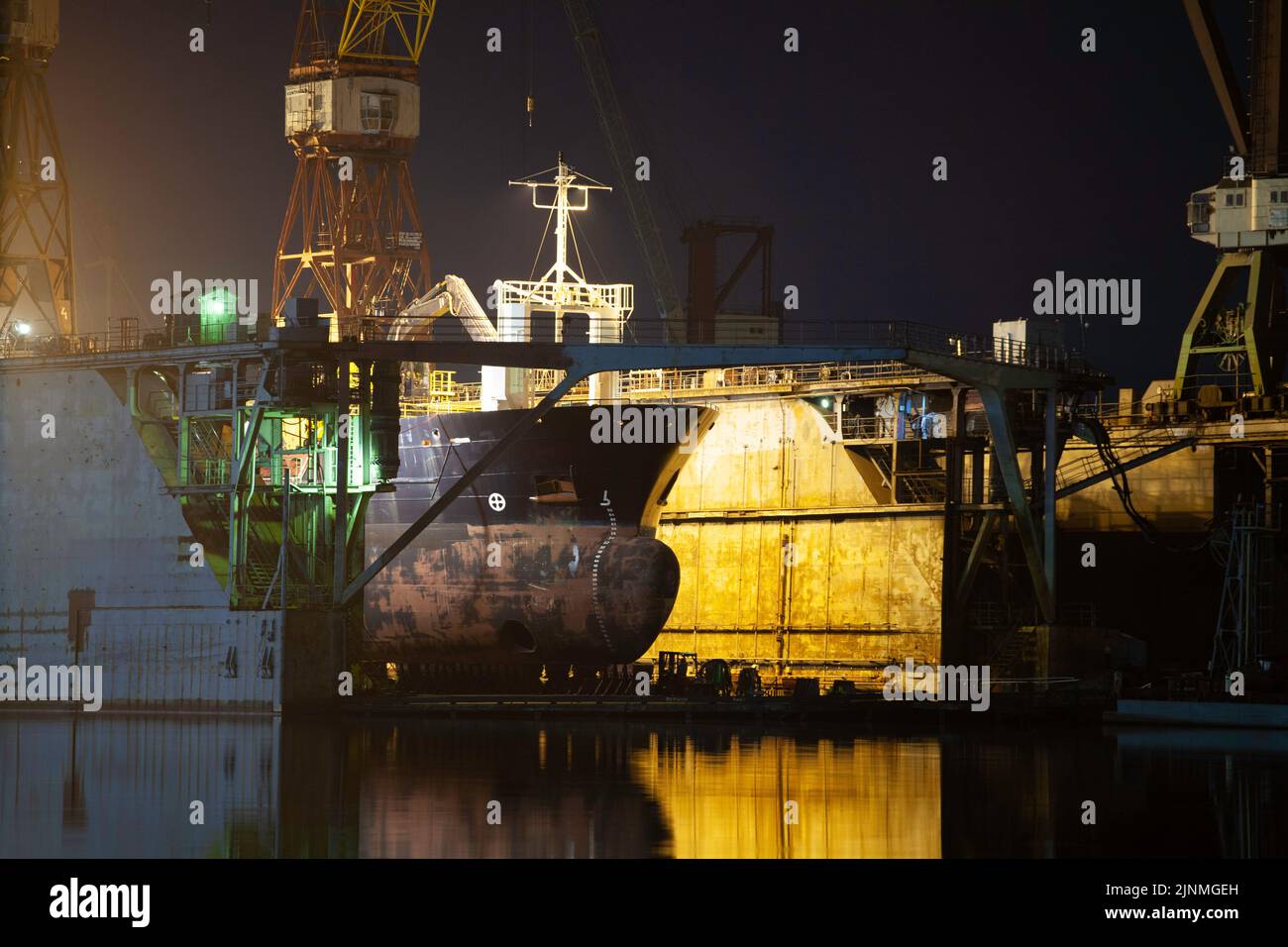Schiff in einem Trockendock, das im Hafen von Riga, Lettland, aus dem Wasser gehoben wurde. Stockfoto