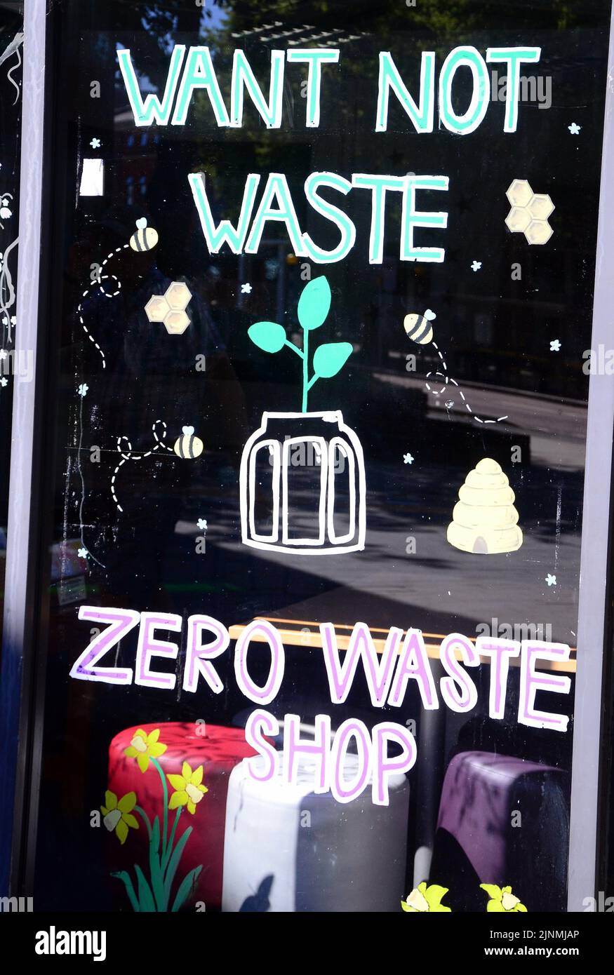 Melden Sie sich an der „Want Not Waste“-Werkstatt mit dem Text „Zero Waste Shop“ auf dem Fenster Oxford Road, Manchester, Großbritannien, British Isles. Stockfoto