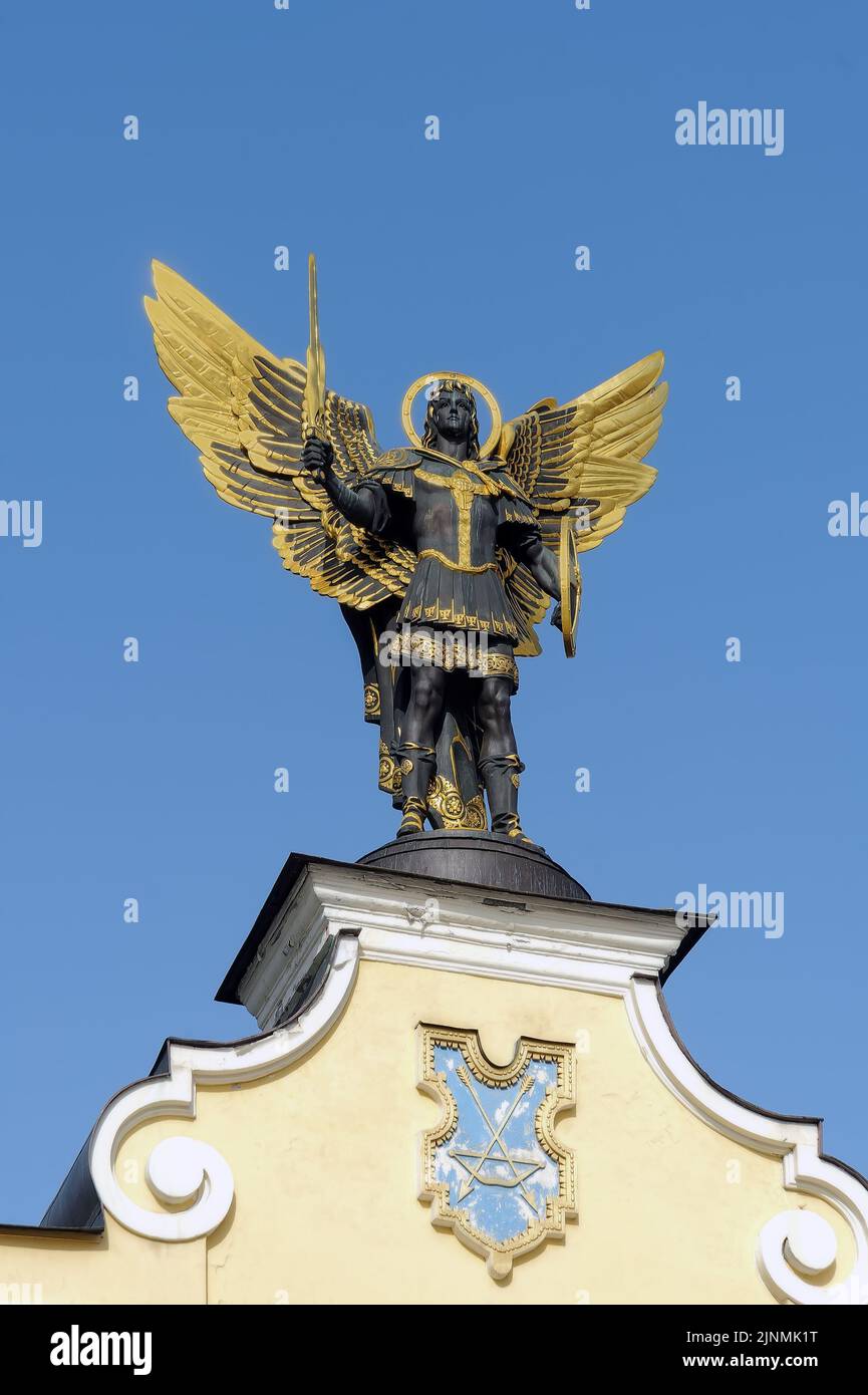 Skulptur des Erzengels Michael aus Kiew auf dem Maidan-Platz in der Ukraine Stockfoto