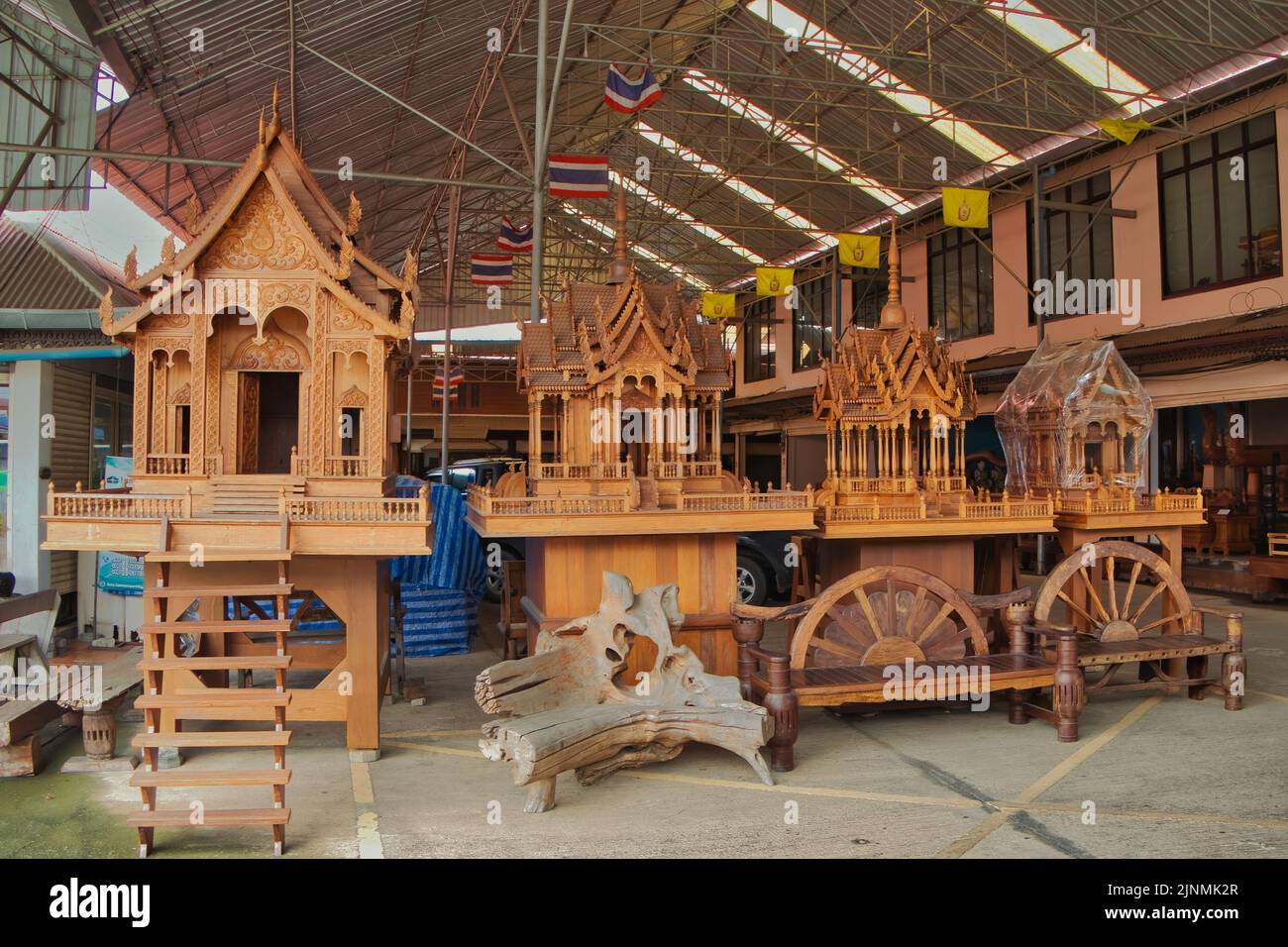 Riesige hölzerne Geisterhäuser, die von Holzmeistern in einem Atelier im Künstlerdorf Baan Tawai, Chiang Mai, Thailand, gebaut wurden. Stockfoto