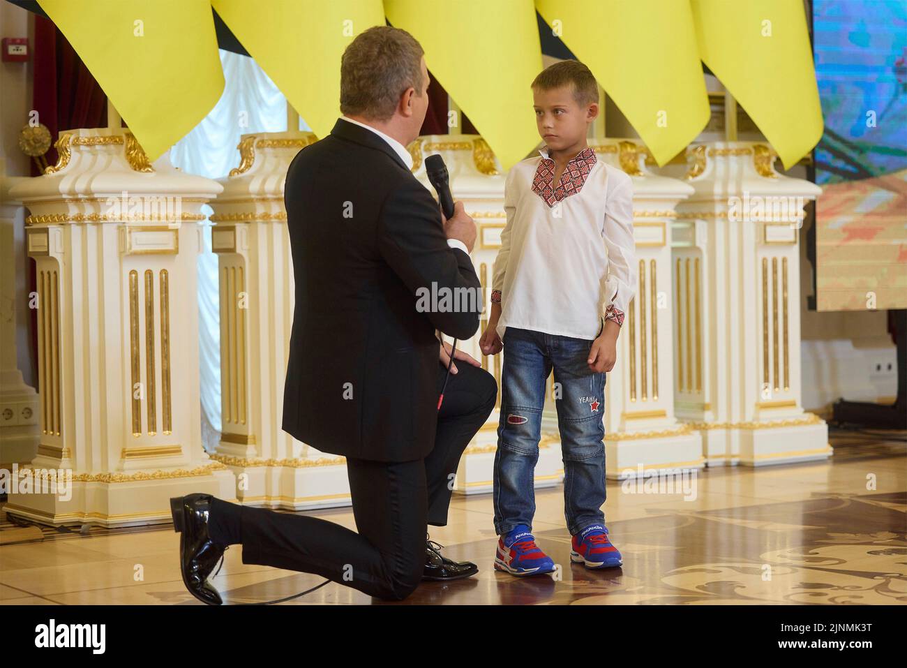 Kiew, Ukraine. 12. August 2022. Ukrainischer Knabenheld Yegor Shemet, rechts, bei einer Veranstaltung zur Feier von Kinderrettern und Kriegshelden am Internationalen Jugendtag im Weißen Heldensaal des Mariinskyi-Palastes am 12. August 2022 in Kiew, Ukraine. Quelle: Sarsenov Daniiar/Ukraine Presidency/Alamy Live News Stockfoto