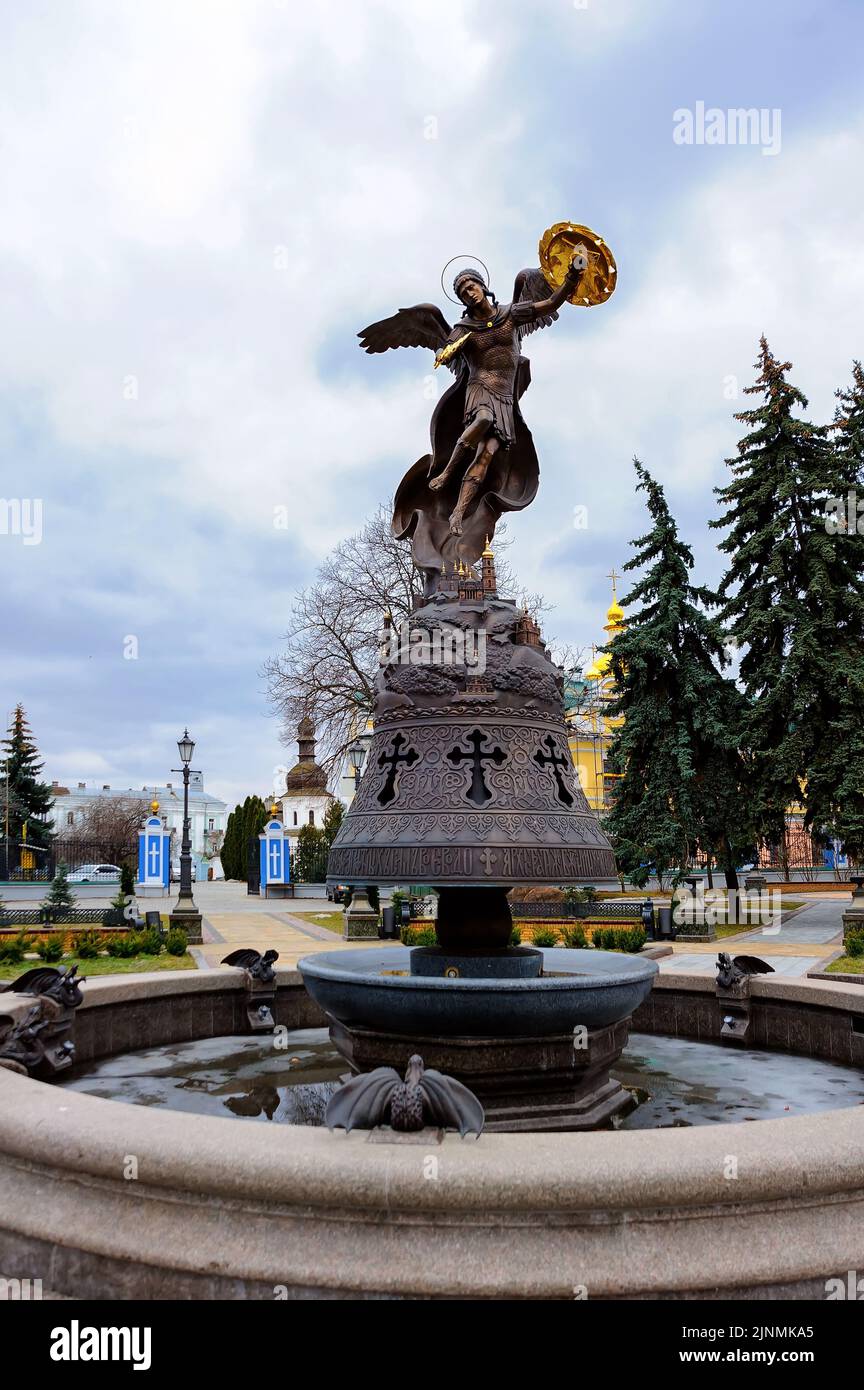 Kiew Stadtbild mit Brunnen und Erzengel Michael Stadtpatron in der Ukraine Stockfoto