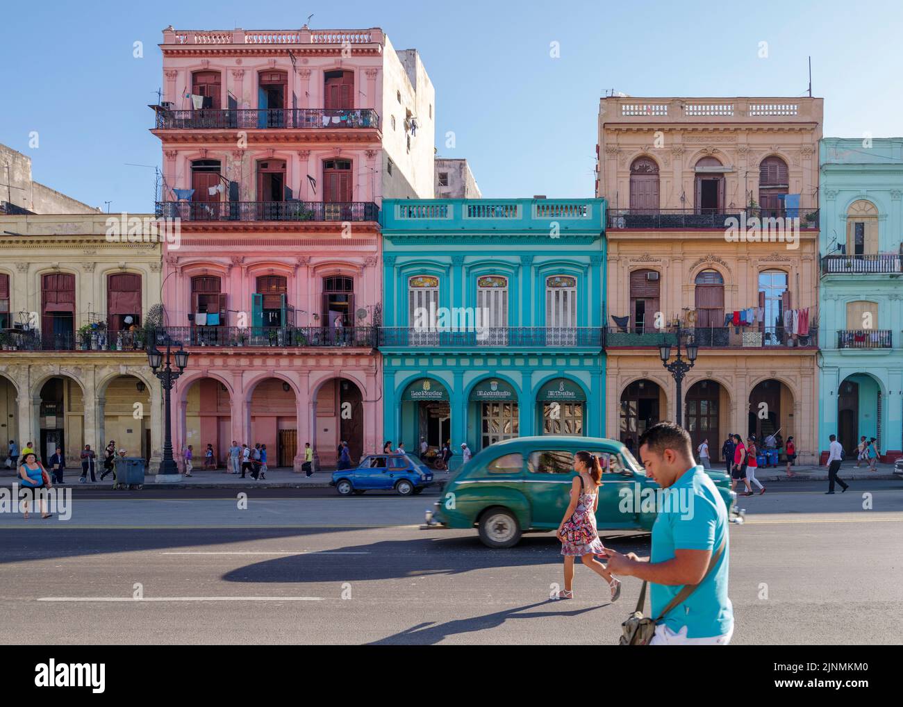 Havanna Kuba, farbenfroher tropischer Lebensstil auf der Insel Kuba mit den typischen Oldtimer Autos, Bars und Touristen zu besuchen Stockfoto