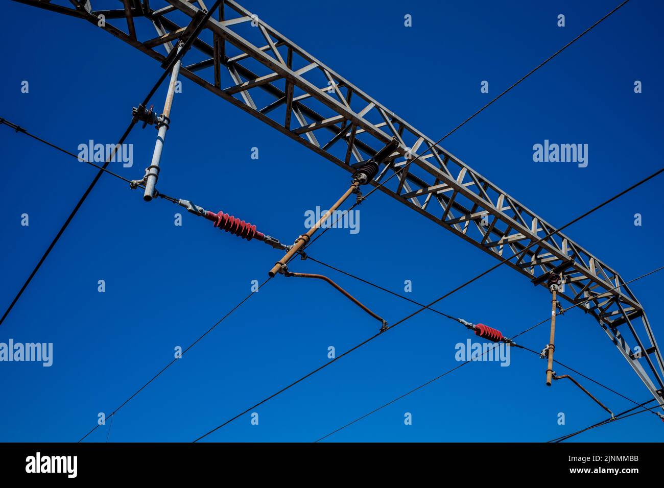 Overhead Cables UK Railways. Stromkabel für die Oberleitung von Eisenbahnstrecken in Großbritannien. UK Railways Overhead Power Cables. Stockfoto