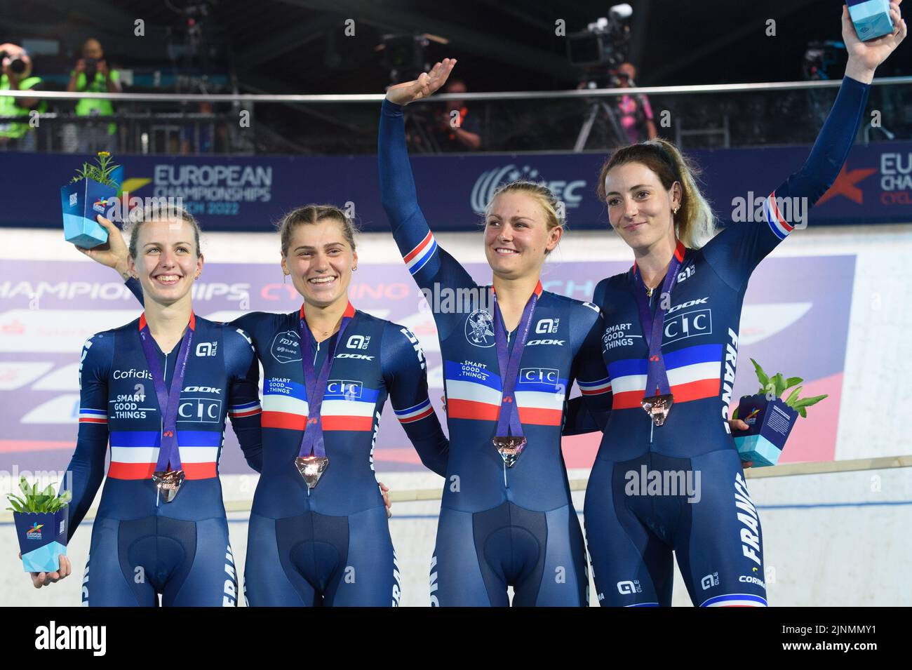 München, Deutschland. 12. August 2022. 12,8.2022, München, Internationales Congress Center München, Europameisterschaft München 2022: Verfolgungsfinale des Damen-Rennradteams, Bronzemedaillengewinnerin Victoire Berteau, Valentine Fortin, Clara Copponi, Marion Borras (Team France) bei der Siegerehrung (Sven Beyrich/SPP-JP) Quelle: SPP Sport Pressefoto. /Alamy Live News Stockfoto