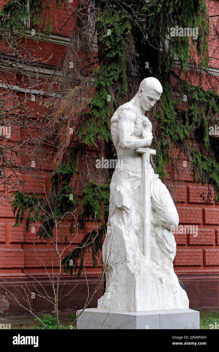 Skulptur eines Kriegers mit einem Schwert im Park der Nationalen Akademie für visuelle Kunst und Architektur in Kiew Ukraine Stockfoto