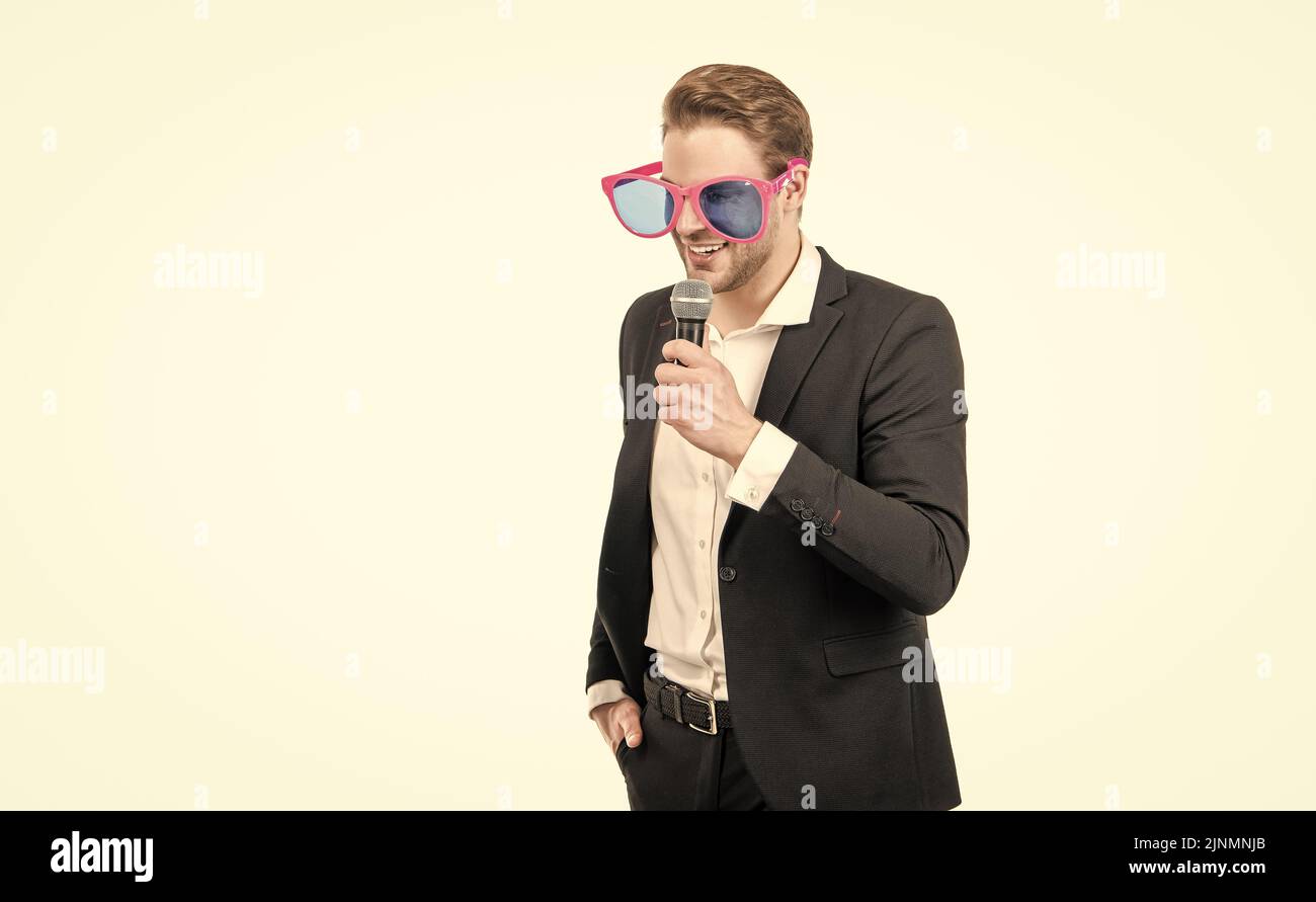 In der Öffentlichkeit sprechen. Lautsprecher in lustigen Brillen sprechen zum Mikrofon. Business-Lautsprecher isoliert auf Weiß Stockfoto