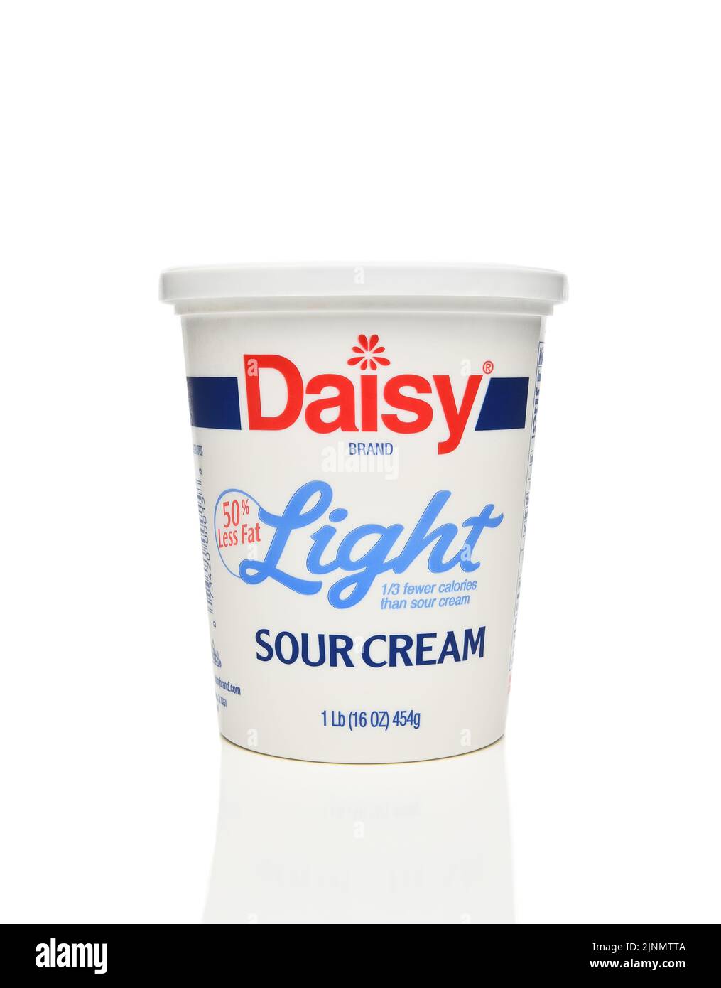 IRVINE, KALIFORNIEN - 12. AUGUST 2022: Ein Karton mit 16 Unzen Daisy Brand Light Sour Cream. Stockfoto