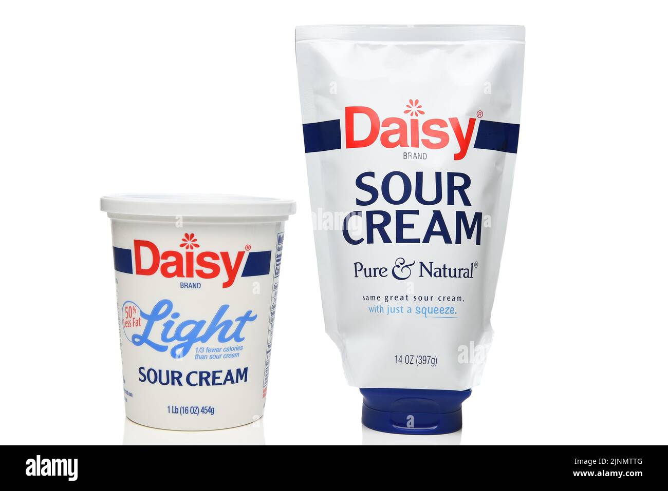 IRVINE, KALIFORNIEN - 12. AUG 2022: Eine Packung Daisy Light Sour Cream und eine quietschbare Packung Daisy Brand Regular Sour Cream. Stockfoto