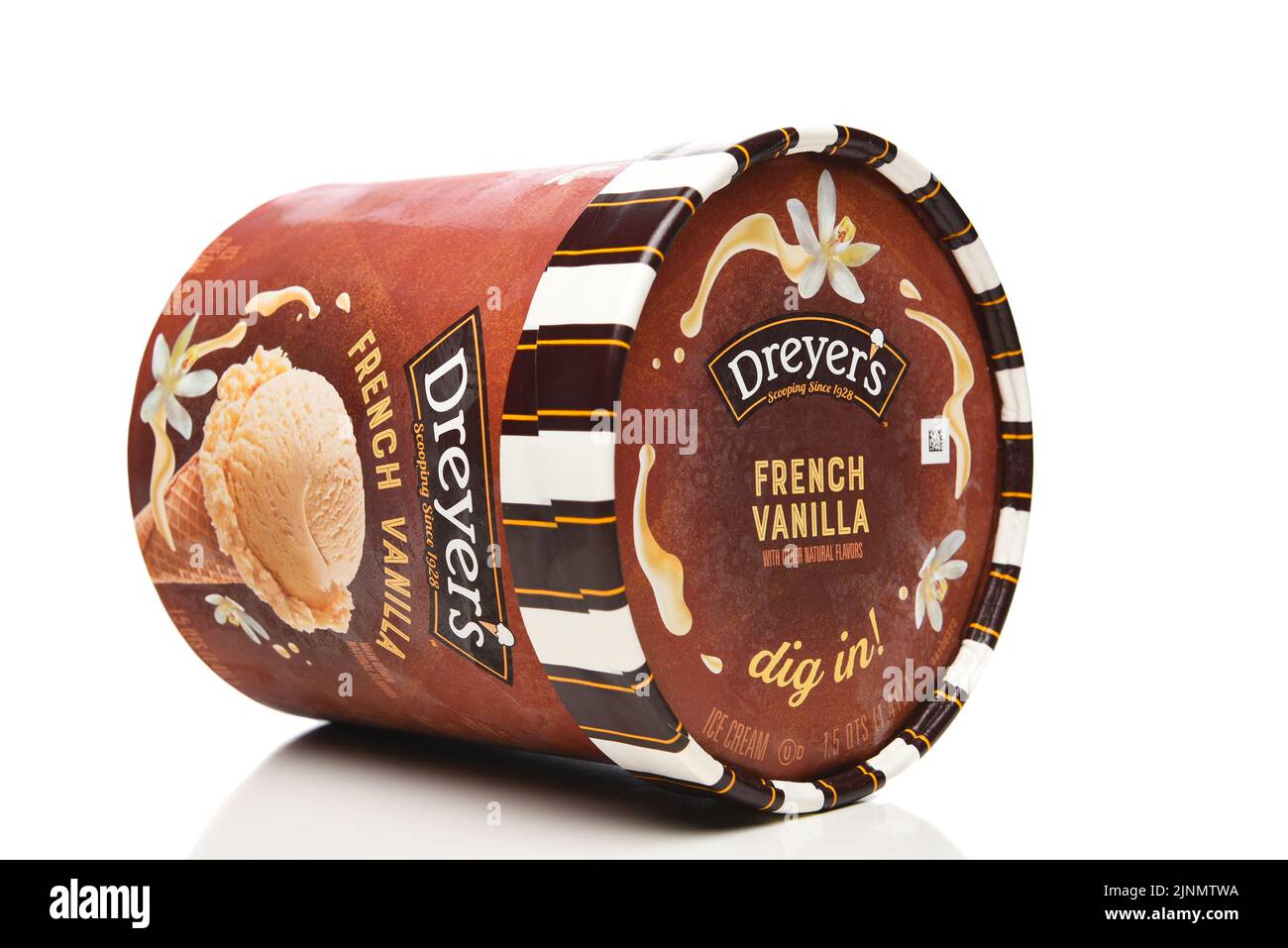 IRVINE, KALIFORNIEN - 12. AUG 2022: Ein Karton Dreyers French Vanilla Ice Cream liegt auf der Seite. Stockfoto