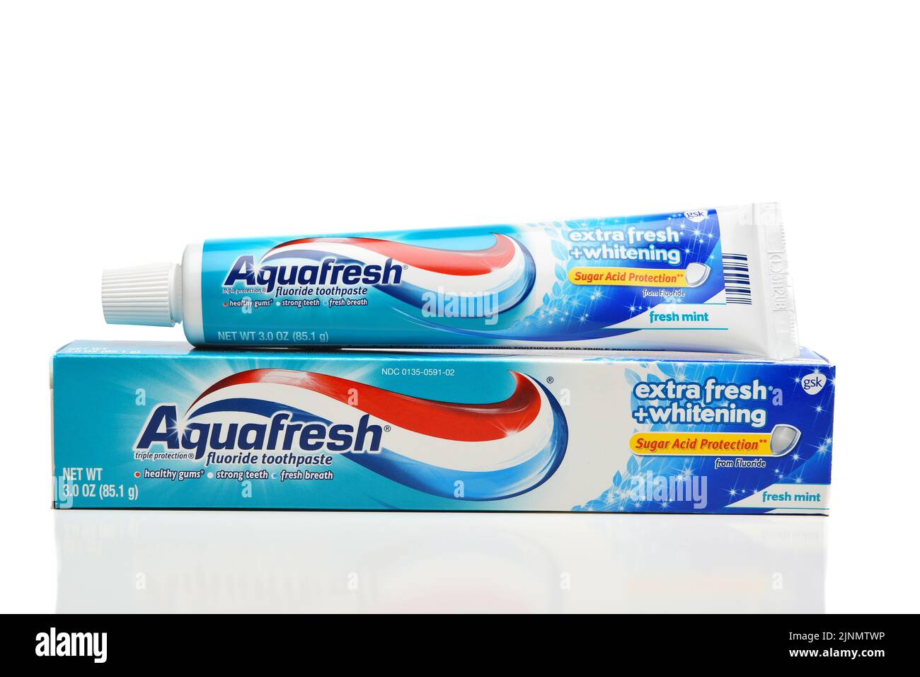 IRVINE, KALIFORNIEN - 12 AUG 2022: Eine Tube Aqua Fresh Zahnpasta, extra frisch plus Aufhellung. Stockfoto