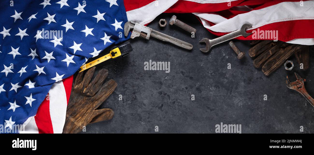 Bau- und Fertigungswerkzeuge mit patriotischer US, USA, amerikanischer Flagge auf dunkelschwarzem Hintergrund Stockfoto