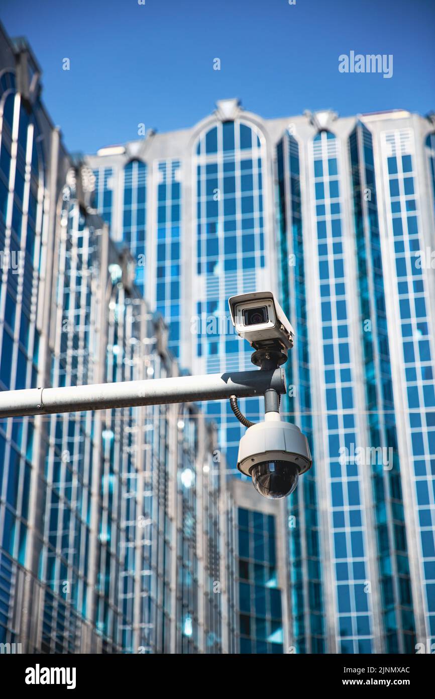 Eine CCTV-Überwachungskamera auf einer modernen Stadtstraße, die für die Sammlung von Informationen und den Fokus auf Menschenrechte und Kriminalprävention verwendet wird Stockfoto