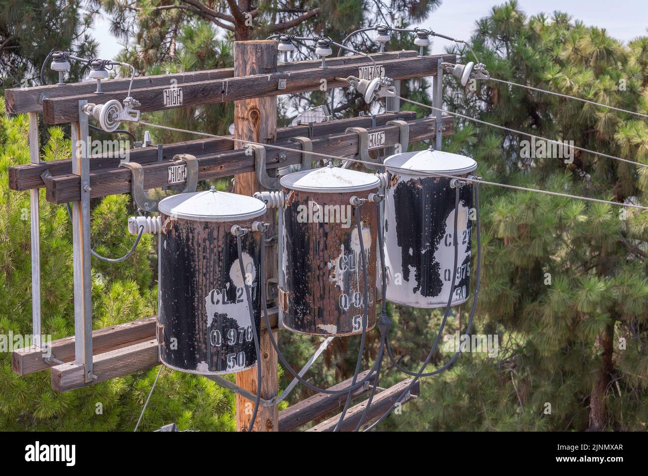 4. August 2022 - Los Angeles, CA, USA: Nahaufnahme von drei Transformatoren an einem elektrischen Mast in Los Angeles, CA. Stockfoto