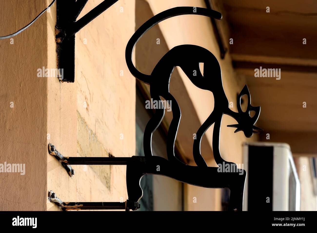 Katze Silhouette auf Gebäude Fassade im Freien Stockfoto